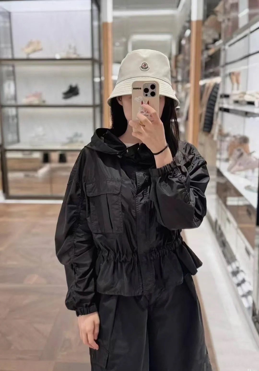 NO:576219,Moncler home!  Counter style!  Customized molded letter metal hardware cuffs logo badge pattern hem flower bud style hooded waist short jacket!  All three standards are complete!  White black!  Size S/M/L, shipped from stock!  (M size bust 104, length 55),,jackets & coats,hats,alexander wang19860909Moncler家！专柜款！开模定制字母金属五金袖口logo徽章图案下摆花苞式连帽收腰短外套！三标齐全！白色黑色！码数S/M/L,现货发！(M码胸围104衣长55),,jackets & coats,hats,alexander wang,Women's clothing