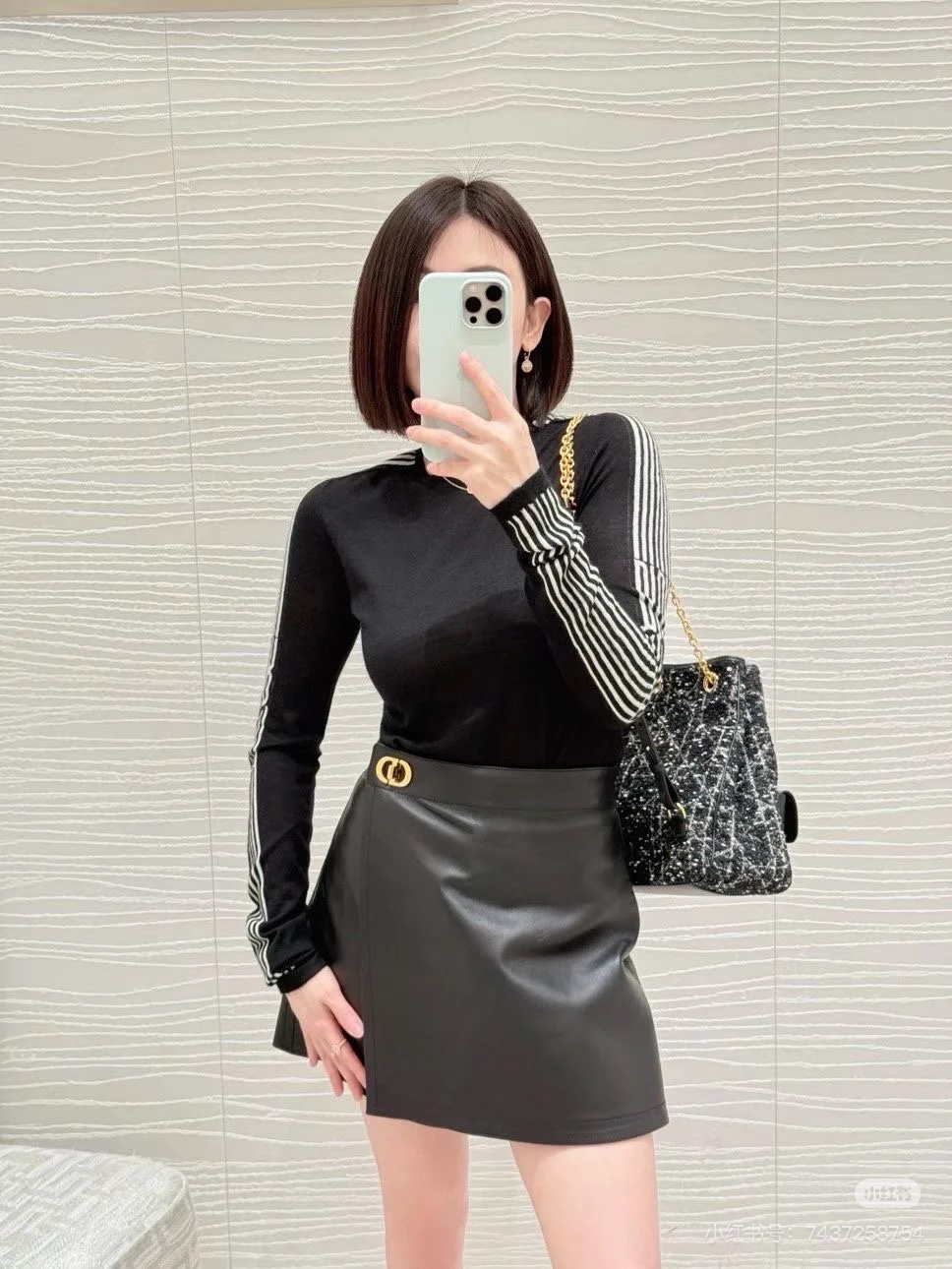 NO:708253,Dio*Dijia!  Counter style!  Round neck long-sleeved slimming top with jacquard letter logo pattern on both sides sleeves and contrasting colors!  All three standards are complete!  Size S/M/L, shipped from stock!  (S size bust 90, length 56),,dior,dior,19860909Dio*迪家！专柜款！两侧袖子字母logo图案提花撞色圆领长袖显瘦上衣！三标齐全！码数S/M/L,现货发！(S码胸围90衣长56),,dior,dior,,Women's clothing