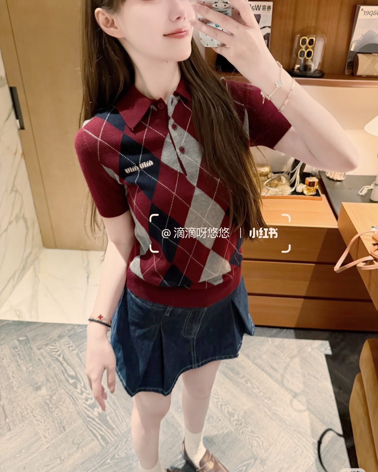 NO:659006,MiuMiaojia!  Counter style!  Contrasting plaid short-sleeved top with letter logo pattern on the chest and lapel!  All three standards are complete!  Size S/M/L, shipped from stock!  (M size bust 96, length 60),,miumiu,T-shirt,alexander wang19860909Miu缪家！专柜款！胸口字母logo图案翻领撞色格纹短袖上衣！三标齐全！码数S/M/L,现货发！(M码胸围96衣长60),,miumiu,T-shirt,alexander wang,Women's clothing