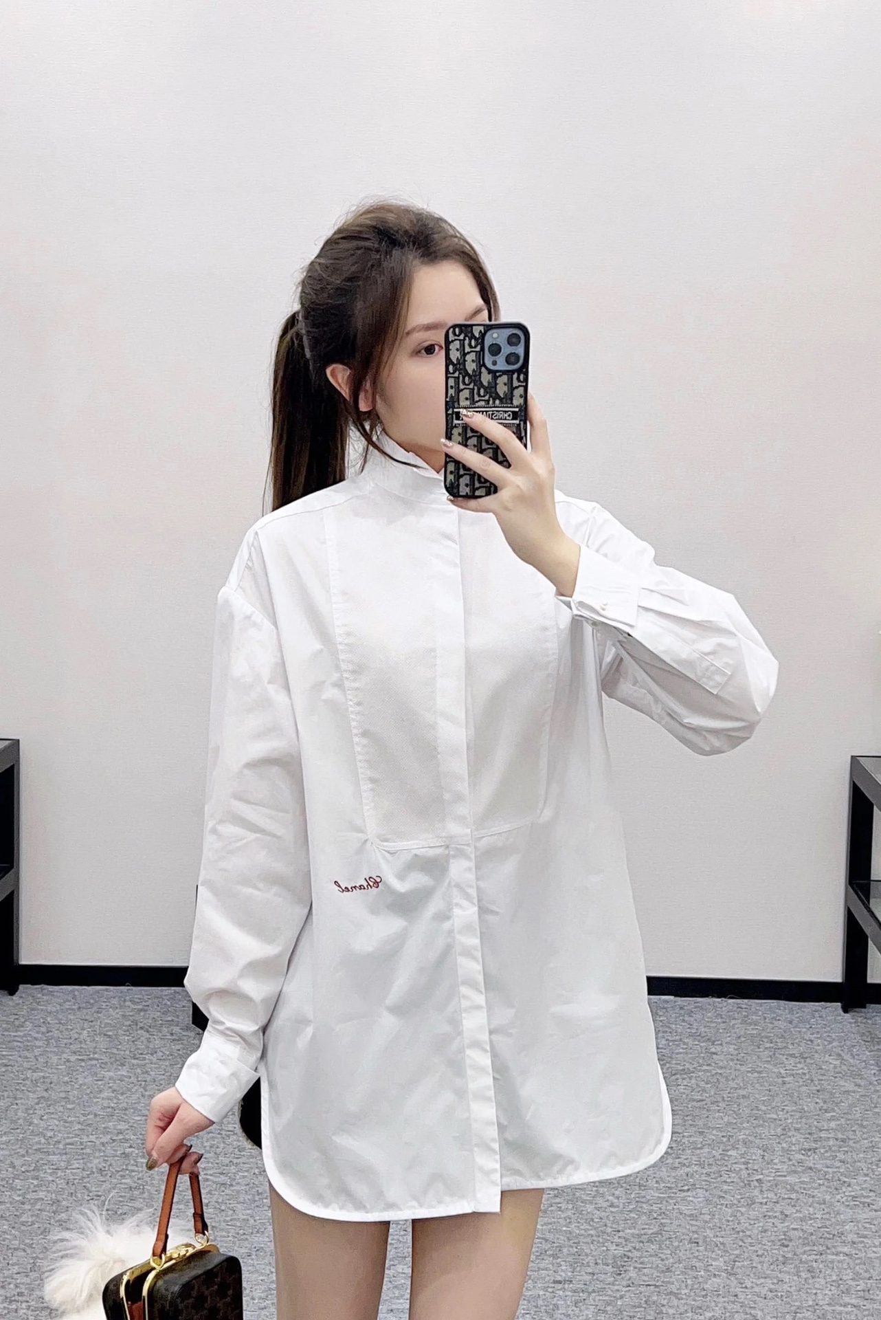 NO:713022,CC Xiaoxiang’s house!  Counter style!  Same style as Nicole Kidman!  Customized pearl button small stand collar design long-sleeved shirt with embroidered letter logo pattern on the waist!  Size S/M/L, shipped from stock!  (M size bust 112, length 73),,chanel,shirts,19860909CC小香家！专柜款！妮可基德曼同款！定制珍珠纽扣小立领设计腰间刺绣字母logo图案长袖衬衫！码数S/M/L,现货发！(M码胸围112衣长73),,chanel,shirts,,Women's clothing