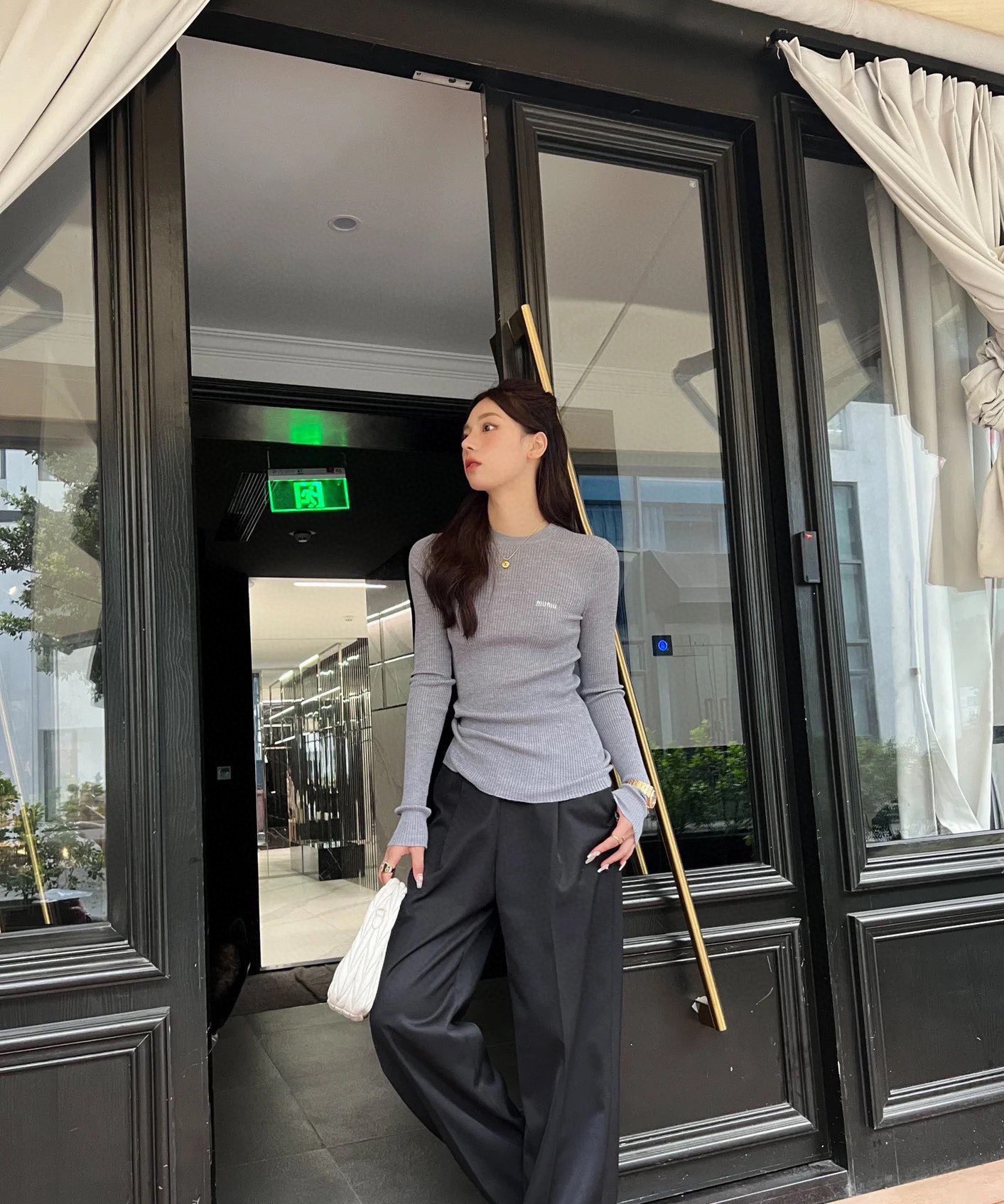 NO:578739,MiuMiaojia!  Counter style!  High version!  Slimming stretch top with jacquard letter logo pattern on the chest, round neck, long sleeves!  All three standards are complete!  Size S/M/L, shipped from stock!  (M size bust 70, length 58),,miumiu,alexander wang19860909Miu缪家！专柜款！高版本！胸口字母logo图案提花圆领长袖显瘦弹力上衣！三标齐全！码数S/M/L,现货发！(M码胸围70衣长58),,miumiu,alexander wang,Women's clothing