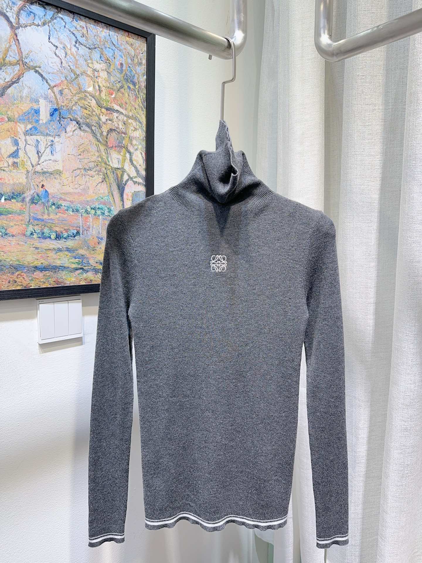 NO:579310,Loe's house!  Great quality!  Long-sleeved sweater with contrasting stripes and pile collar with embroidered letter logo badge pattern on the hem and cuffs!  Four colors!  Size S/M/L/XL, shipped from stock!  (M size bust 64, length 60) elastic, loewe, sweaters, alexander wang19860909Loe家！质量赞！胸口刺绣字母logo徽章图案下摆袖口撞色条纹堆堆领长袖毛衣！四色！码数S/M/L/XL,现货发！(M码胸围64衣长60)有弹力,,loewe,sweaters,alexander wang,Women's clothing