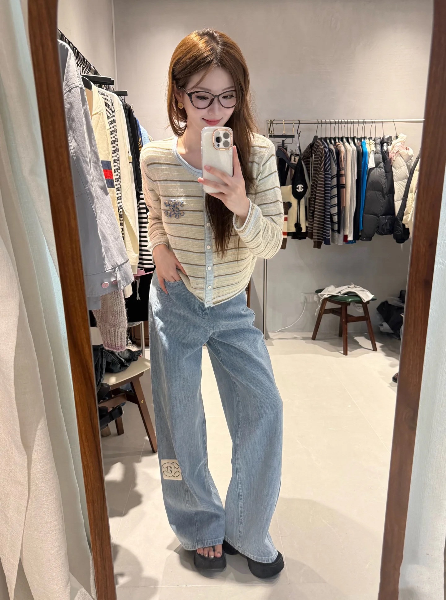 NO:608603,CC Xiaoxiang’s house!  Counter style!  High version!  Customized letter button embroidered double C logo pattern slimming silhouette distressed denim trousers!  The pattern is awesome!  The code number is 34.36.38, ready for delivery!  (size 36 waist 70 pants length 102),,chanel,alexander wang19860909CC小香家！专柜款！高版本！定制字母钮扣刺绣双C logo图案显瘦廓形做旧牛仔长裤！版型超赞！码数34.36.38,现货发！(36码腰围70裤长102),,chanel,alexander wang,Women's clothing