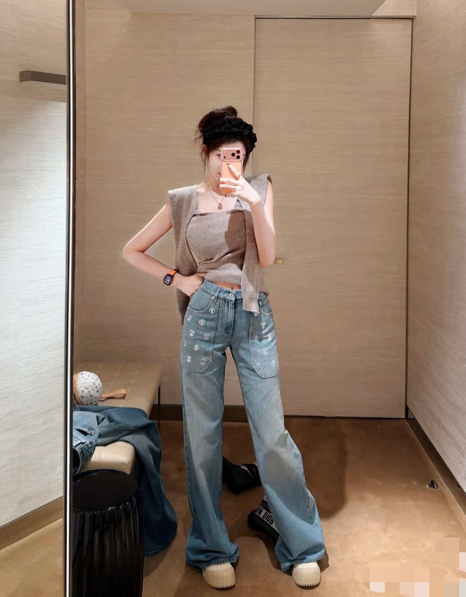 NO:608609,Donkey’s house!  Counter style!  High version!  Heavy-duty embroidered letters and sequined logo pattern distressed slim fit jeans!  Size S/M/L, shipped from stock!  (M size waist 70 pants length 102),,louis vuitton,louis vuitton,louis vuitton,jeans,alexander wang19860909Lv驴家！专柜款！高版本！重工刺绣字母亮片logo图案做旧显瘦廓形牛仔裤！码数S/M/L,现货发！(M码腰围70裤长102),,louis vuitton,louis vuitton,louis vuitton,jeans,alexander wang,Women's clothing