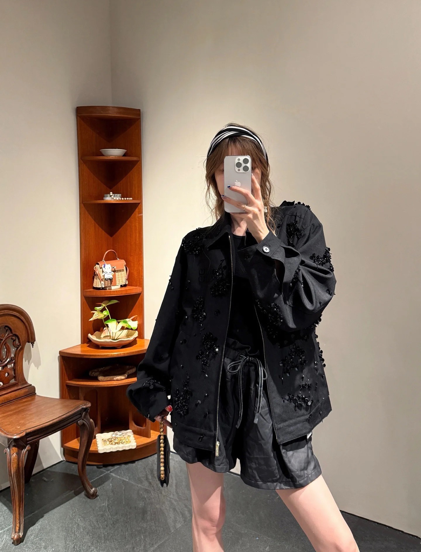 NO:608597,MiuMiaojia!  Counter style!  High version!  Heavy embroidery, beading, rhinestones, sequins, letter logo pattern on the chest, lapel zipper cardigan jacket!  The beauty is unparalleled!  Size S/M/L, shipped from stock!  (M size bust 106, length 62),,miumiu,jackets & coats,alexander wang19860909Miu缪家！专柜款！高版本！重工刺绣钉珠钉钻亮片胸口字母logo图案翻领拉链开衫外套！美的无与伦比！码数S/M/L,现货发！(M码胸围106衣长62),,miumiu,jackets & coats,alexander wang,Women's clothing