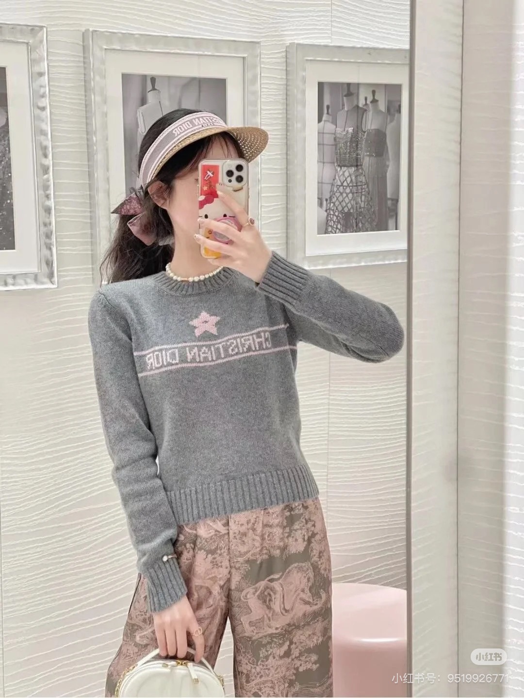 NO:605993,Dio*Dijia!  Counter style!  Round neck gray long-sleeved sweater with pink five-star letter logo pattern on the chest!  All three standards are complete!  Size S/M/L, shipped from stock!  (M size bust 90, length 58),,dior,dior,sweaters,alexander wang19860909Dio*迪家！专柜款！胸前粉色五星字母logo图案提花圆领灰色长袖毛衣！三标齐全！码数S/M/L,现货发！(M码胸围90衣长58),,dior,dior,sweaters,alexander wang,Women's clothing