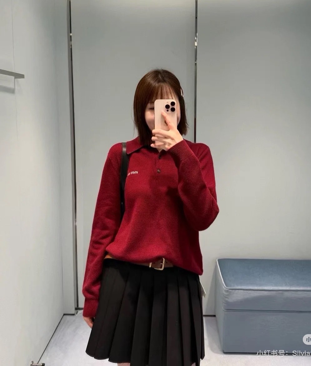 NO:590868,MiuMiaojia!  Counter style!  Long-sleeved maroon sweater with jacquard lapel and letter logo pattern on the chest!  All three standards are complete!  Size S/M/L, shipped from stock!  (S size bust 94, length 60),,miumiu,sweaters,alexander wang19860909Miu缪家！专柜款！胸口字母logo图案提花翻领长袖枣红色毛衣！三标齐全！码数S/M/L,现货发！(S码胸围94衣长60),,miumiu,sweaters,alexander wang,Women's clothing