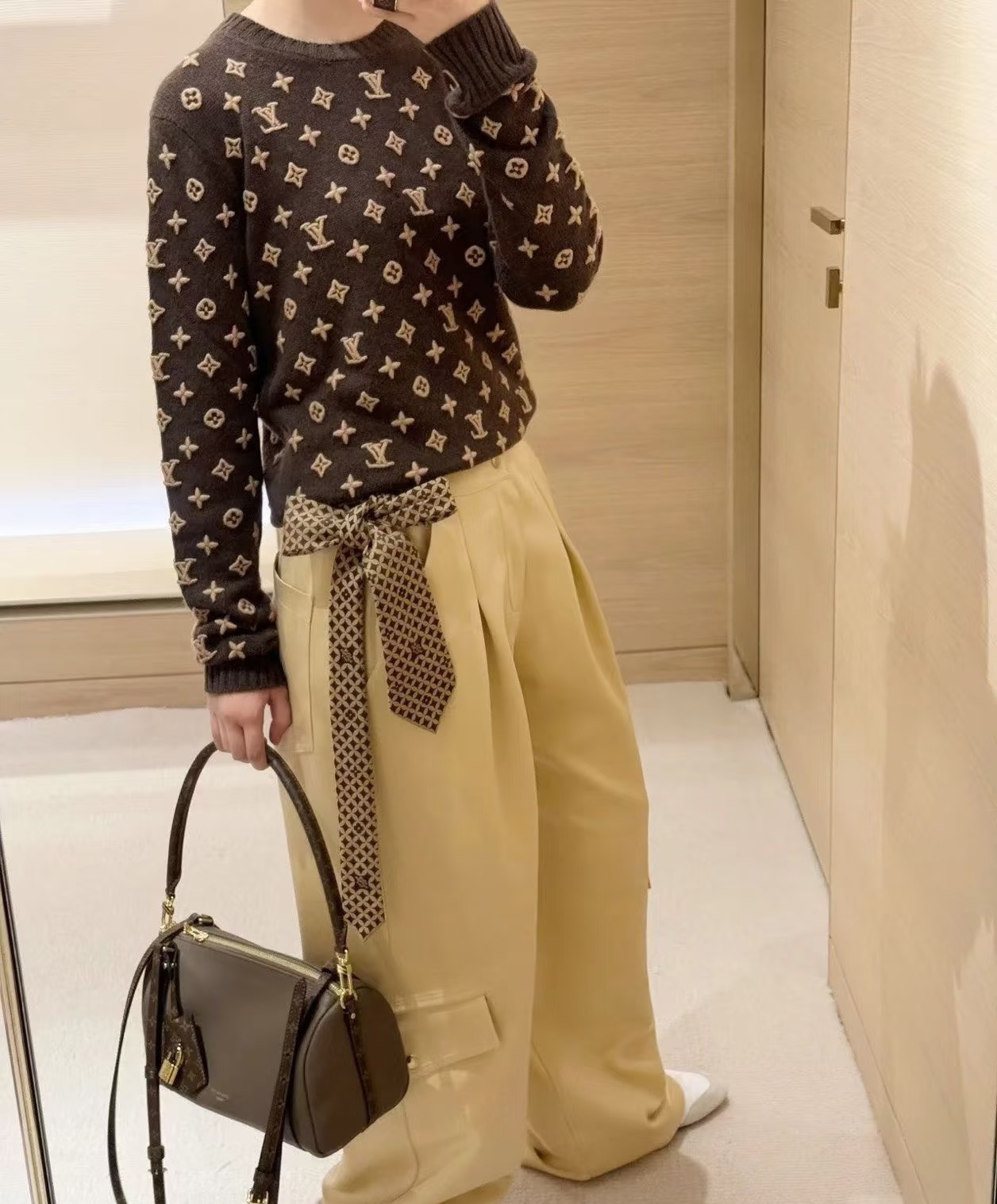 NO:605999,LV donkey family!  Counter style!  Heavy embroidery classic letter logo pattern round neck long-sleeved sweater!  So beautiful!  All three standards are complete!  Black coffee color!  Size S/M/L, shipped from stock!  (M size bust 96, length 57),,louis vuitton,louis vuitton,louis vuitton,sweaters,alexander wang19860909LV驴家！专柜款！重工刺绣经典字母logo图案圆领长袖毛衣！美爆了！三标齐全！黑色咖色！码数S/M/L,现货发！(M码胸围96衣长57),,louis vuitton,louis vuitton,louis vuitton,sweaters,alexander wang,Women's clothing