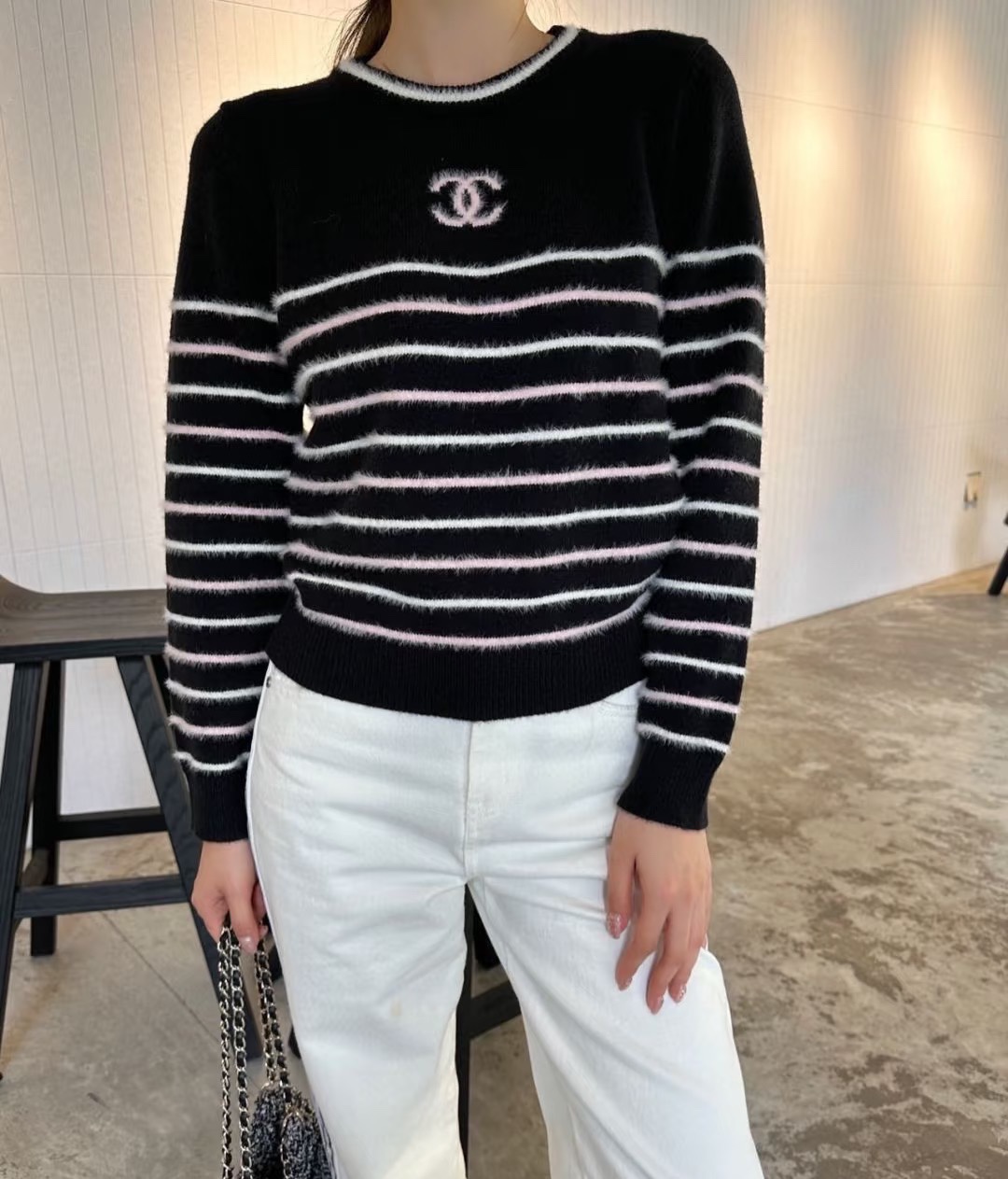 NO:606005,CC Xiaoxiang’s house!  High version!  Great quality!  Jacquard contrasting round neck striped long-sleeved sweater with double C letter logo pattern on the chest!  All three standards are complete!  Two colors!  Size S/M/L, shipped from stock!  (M size bust 92, length 55),,chanel,sweaters,alexander wang19860909CC小香家！高版本！质量赞！胸口双C字母logo图案提花撞色圆领条纹长袖毛衣！三标齐全！两色！码数S/M/L,现货发！(M码胸围92衣长55),,chanel,sweaters,alexander wang,Women's clothing