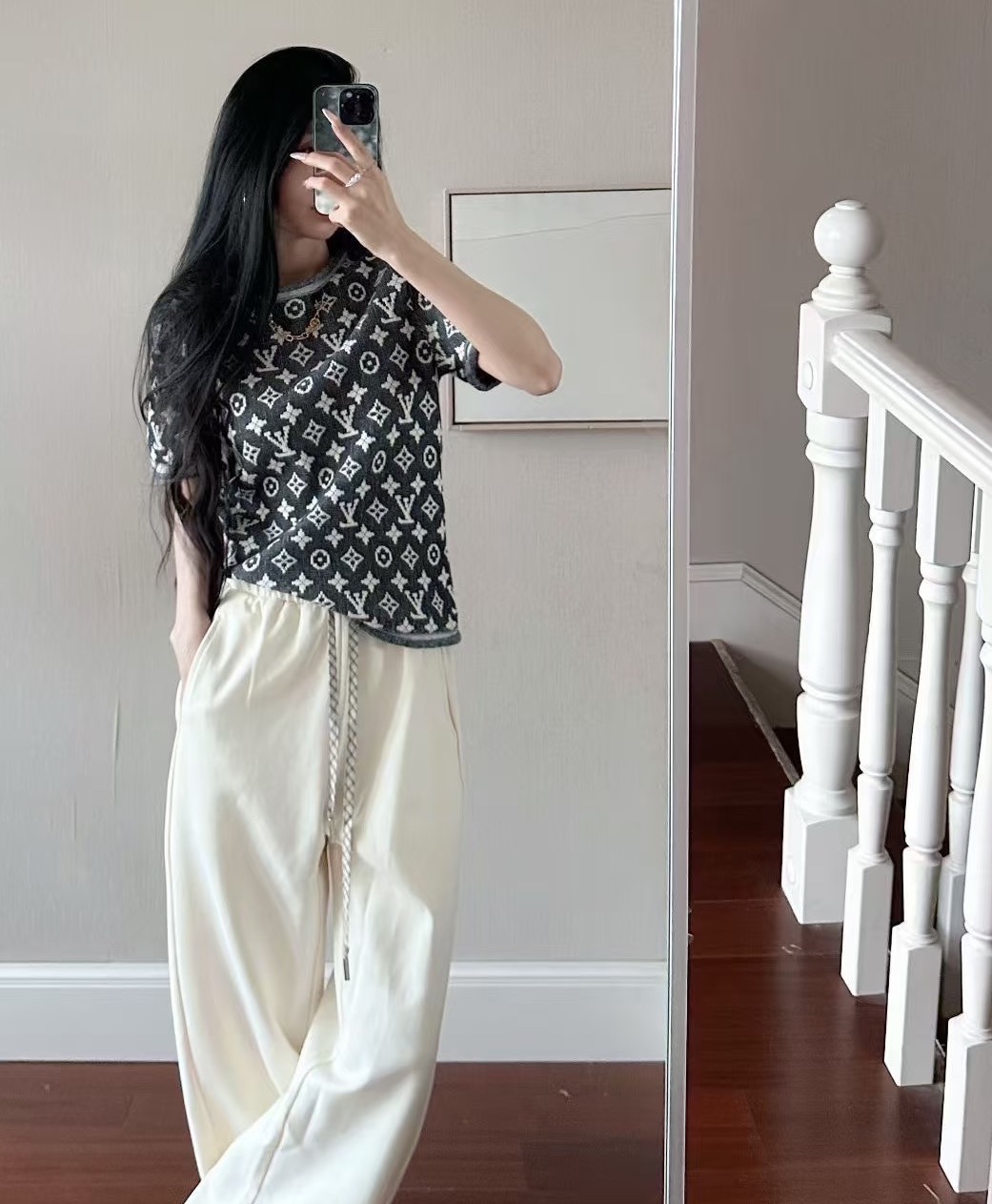 NO:609438,Donkey’s house!  Counter style!  The letter chain on the chest is decorated with a jacquard round neck short-sleeved top with letter logo pattern all over the body!  All three standards are complete!  Size S/M/L, shipped from stock!  (M size bust 88, length 56),,louis vuitton,louis vuitton,louis vuitton,T-shirt,alexander wang19860909Lv驴家！专柜款！胸口字母链条装饰全身字母logo图案提花圆领短袖上衣！三标齐全！码数S/M/L,现货发！(M码胸围88衣长56),,louis vuitton,louis vuitton,louis vuitton,T-shirt,alexander wang,Women's clothing