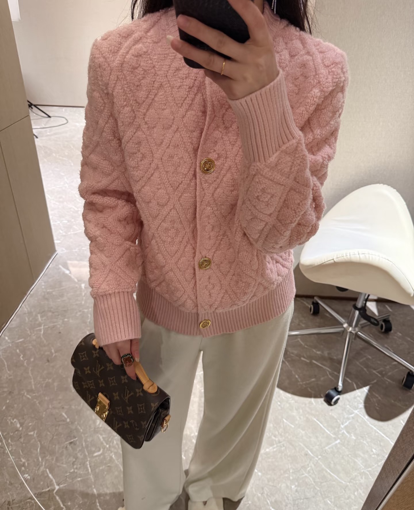 NO:621513,Donkey’s house!  Counter style!  Customized metal buttons all over letter logo pattern jacquard round neck cardigan sweater jacket!  So beautiful!  All three standards are complete!  Size S/M/L, shipped from stock!  (M size bust 96, length 56),,louis vuitton,louis vuitton,louis vuitton,jackets & coats,sweaters,alexander wang19860909Lv驴家！专柜款！定制金属钮扣全身字母logo图案提花圆领开衫毛衣外套！美爆了！三标齐全！码数S/M/L,现货发！(M码胸围96衣长56),,louis vuitton,louis vuitton,louis vuitton,jackets & coats,sweaters,alexander wang,Women's clothing