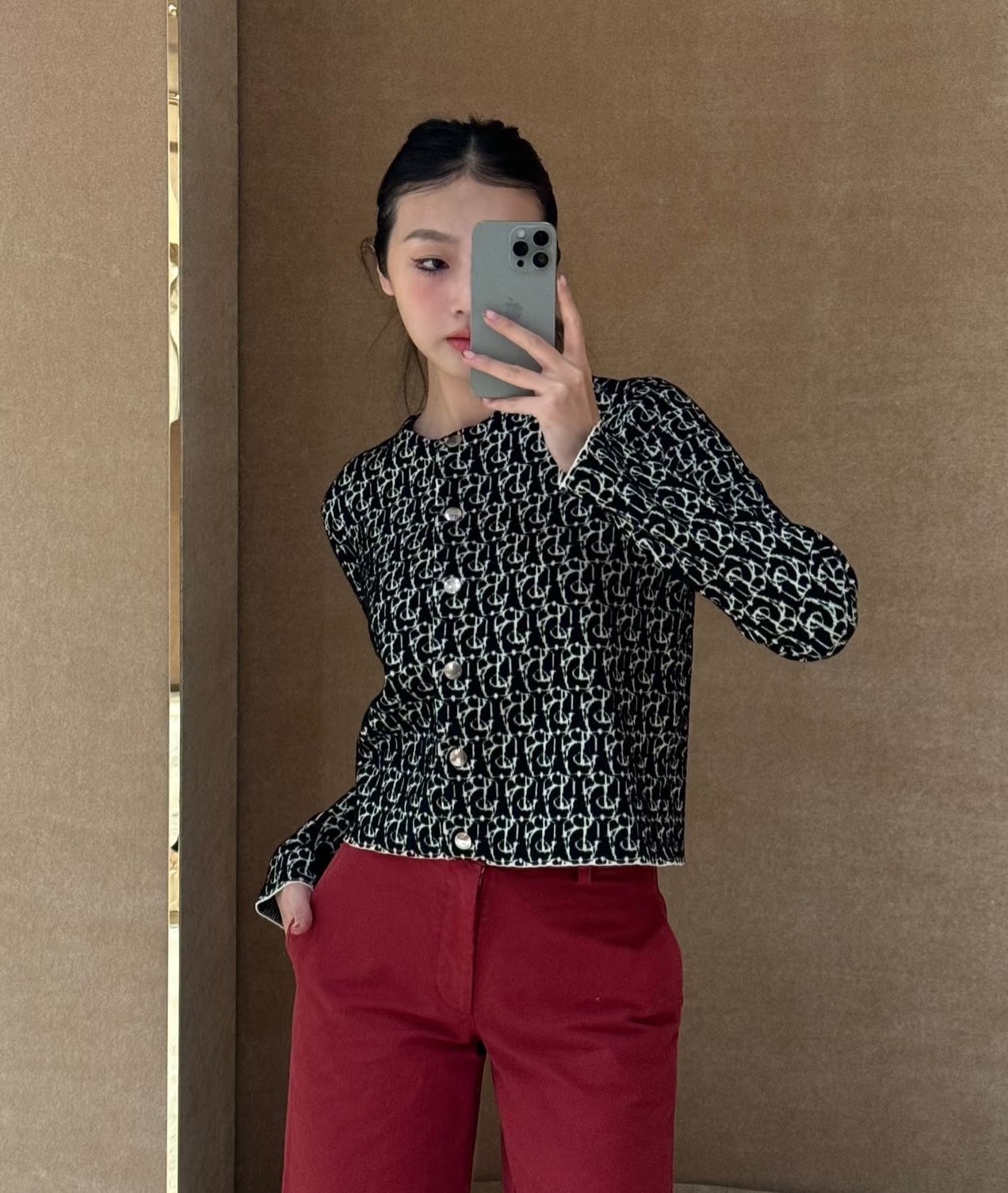 NO:622937,Bur Burberry!  Counter style!  Customized metal letter logo buttons all over letter pattern jacquard round neck cardigan sweater!  All three standards are complete!  Size S/M/L, shipped from stock!  (M size bust 90, length 50),,burberry,burberry,sweaters,alexander wang19860909Bur巴宝莉！专柜款！定制金属字母logo钮扣全身字母图案提花圆领开衫毛衣！三标齐全！码数S/M/L,现货发！(M码胸围90衣长50),,burberry,burberry,sweaters,alexander wang,Women's clothing