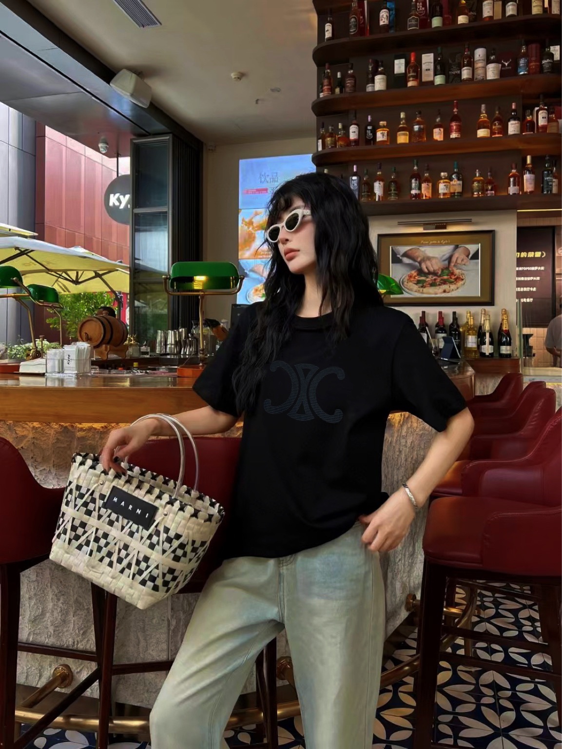NO:906906,Celin’s house!  High version!  Round neck mercerized cotton short-sleeved T-shirt with heavy embroidery of Arc de Triomphe logo pattern on the chest!  All three standards are complete!  White black!  Size S/M/L, shipped from stock!  (M size bust 96, length 59),,celine,T-shirt,tees,t-shirt,19860909Celin家！高版本！胸前重工刺绣凯旋门logo图案圆领丝光棉短袖T恤！三标齐全！白色黑色！码数S/M/L,现货发！(M码胸围96衣长59),,celine,T-shirt,tees，t-shirt,,Women's clothing