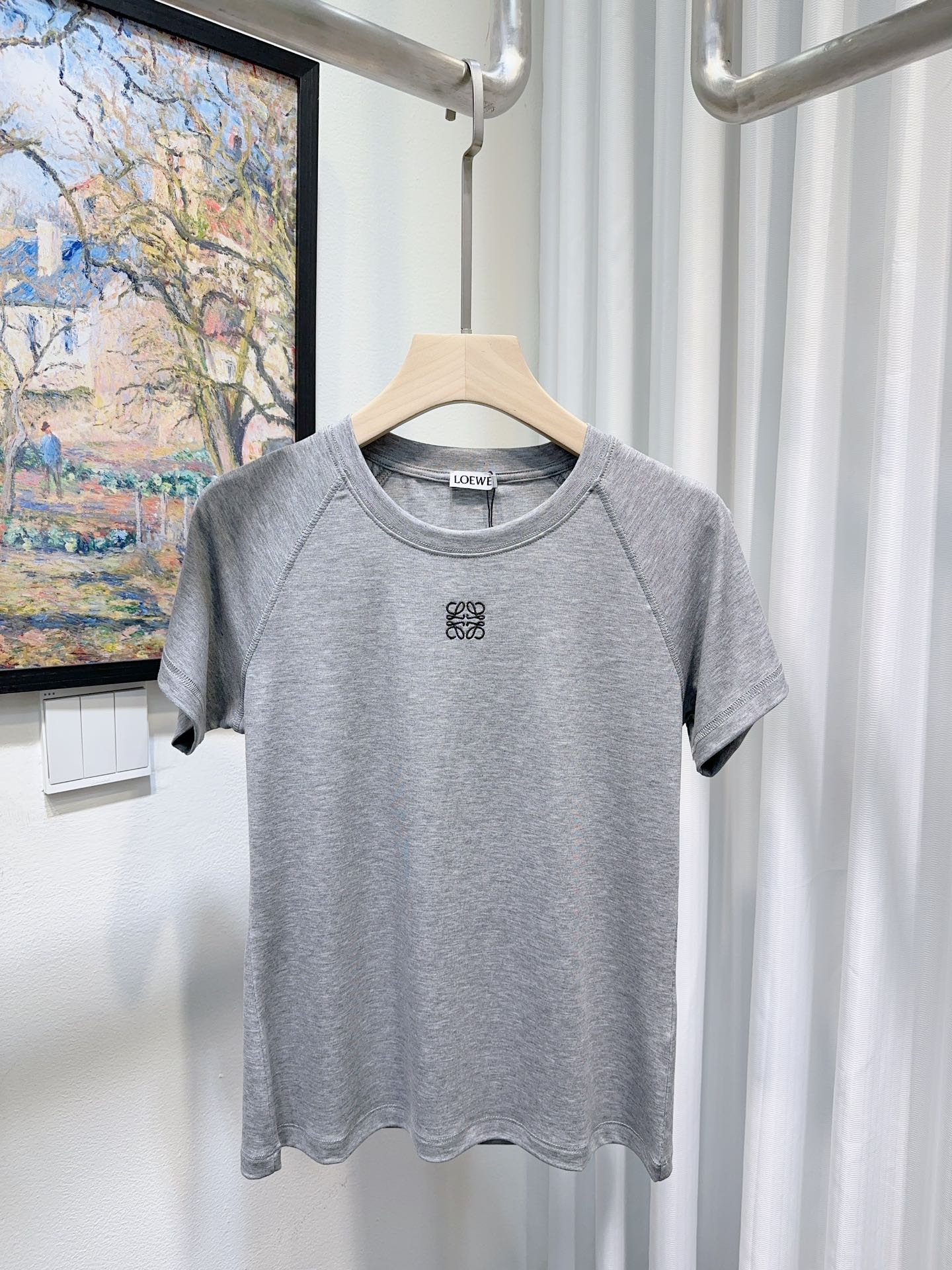 NO:628721,Loe Loewe!  Counter style!  Round neck mercerized cotton slimming stretch short-sleeved T-shirt with embroidered letter logo pattern on the chest!  All three standards are complete!  Three colors!  Size S/M/L/XL, shipped from stock!  (L size bust 86, length 57),,loewe,loewe,T-shirt,tees,t-shirt,alexander wang19860909Loe罗意威！专柜款！胸口刺绣字母logo图案圆领丝光棉显瘦弹力短袖T恤！三标齐全！三色！码数S/M/L/XL,现货发！(L码胸围86衣长57),,loewe,loewe,T-shirt,tees，t-shirt,alexander wang,Women's clothing