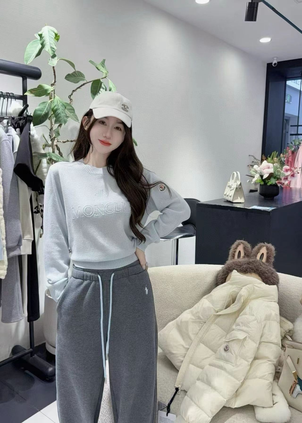 NO:650124,Moncler Mengkou home!  High version!  Round neck long sleeve wool cashmere sweater with embroidered letter logo pattern on the chest and sleeve badge!  Blue and white!  Code number 36/38/40, ready for delivery!  (size 38, bust 96, length 57),,Moncler,sweaters,alexander wang19860909Moncler蒙口家！高版本！胸前刺绣字母logo图案袖徽章圆领长袖羊毛羊绒毛衣！蓝色白色！码数36/38/40,现货发！(38码胸围96衣长57),,Moncler,sweaters,alexander wang,Women's clothing