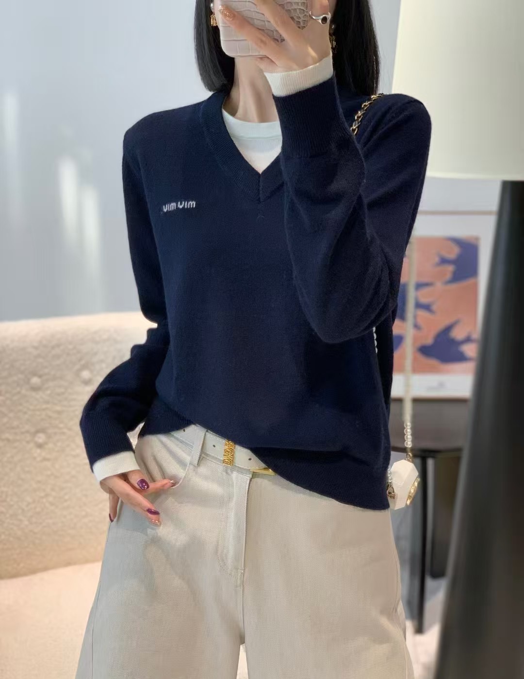 NO:651126,MiuMiaojia!  Great quality!  Fake two-piece wool cashmere sweater with jacquard letter logo pattern on the chest and v-neck!  So beautiful!  Three colors!  The code number is 36.38.40, ready for delivery!  (size 38 bust 98 length 56),,miumiu,sweaters,alexander wang19860909Miu缪家！质量赞！胸口字母logo图案提花v领假两件羊毛羊绒毛衣！美爆了！三色！码数36.38.40,现货发！(38码胸围98衣长56),,miumiu,sweaters,alexander wang,Women's clothing