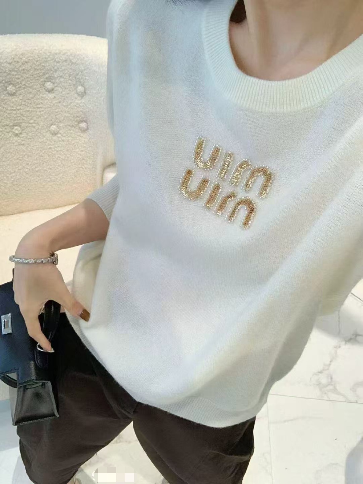 NO:652358,MiuMiaojia!  Great quality!  Round neck wool cashmere long-sleeved sweater with heavy embroidery on the chest, sequined letters and logo pattern!  White pink blue!  The code number is 36.38.40, ready for delivery!  (size 38 bust 98 length 57),,miumiu,sweaters,alexander wang19860909Miu缪家！质量赞！胸前重工刺绣钉珠亮片字母logo图案圆领羊毛羊绒长袖毛衣！白色粉色蓝色！码数36.38.40,现货发！(38码胸围98衣长57),,miumiu,sweaters,alexander wang,Women's clothing