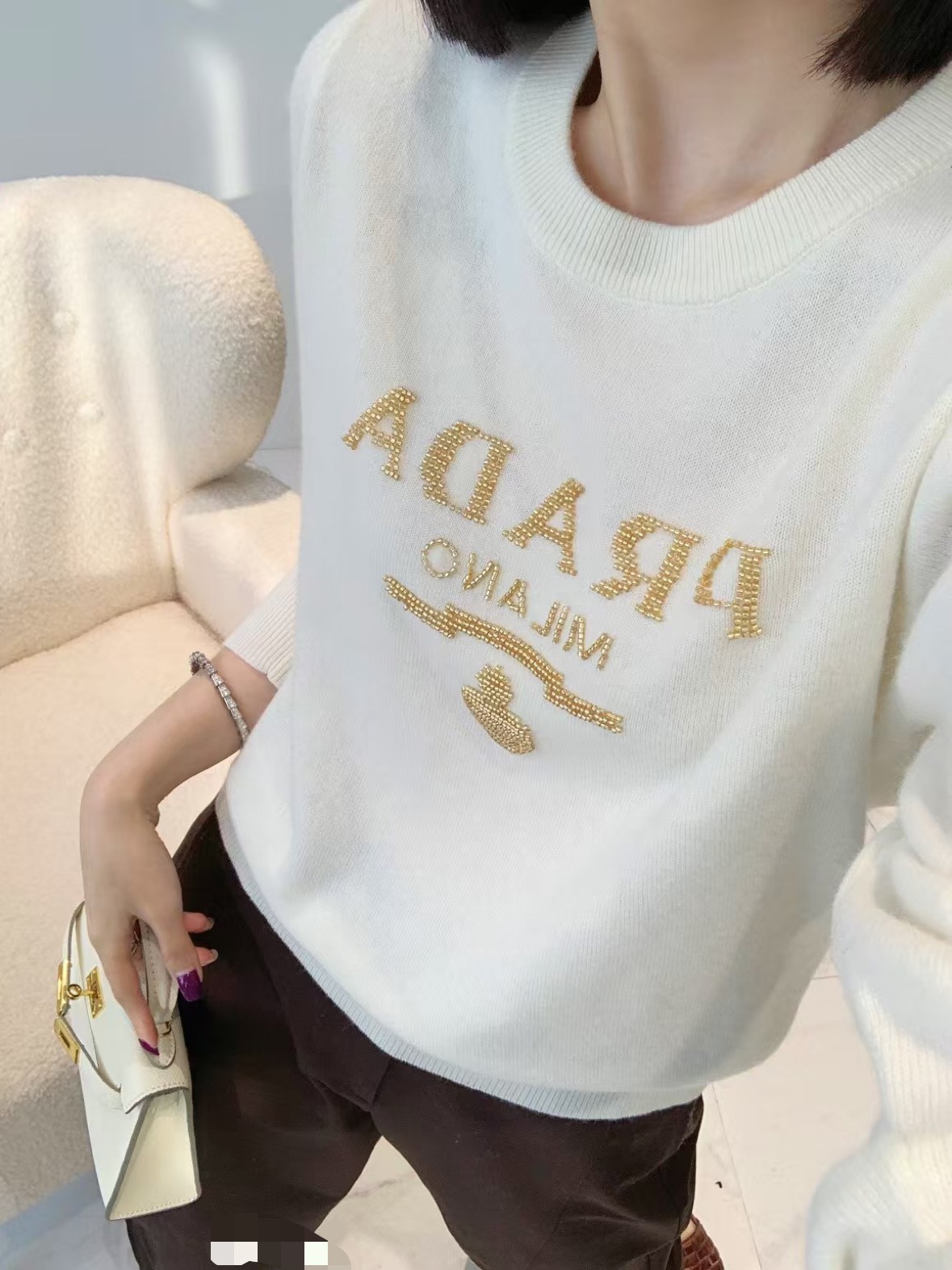 NO:652351,Pra Pujia!  High version!  Round neck wool and cashmere sweater with heavy embroidery and beading letters and logo pattern on the chest!  White pink!  The code number is 36.38.40, ready for delivery!  (size 38 bust 96 length 57),,prada,prada,sweaters,alexander wang19860909Pra普家！高版本！胸前重工刺绣钉珠字母logo图案圆领羊毛羊绒毛衣！白色粉色！码数36.38.40,现货发！(38码胸围96衣长57),,prada,prada,sweaters,alexander wang,Women's clothing