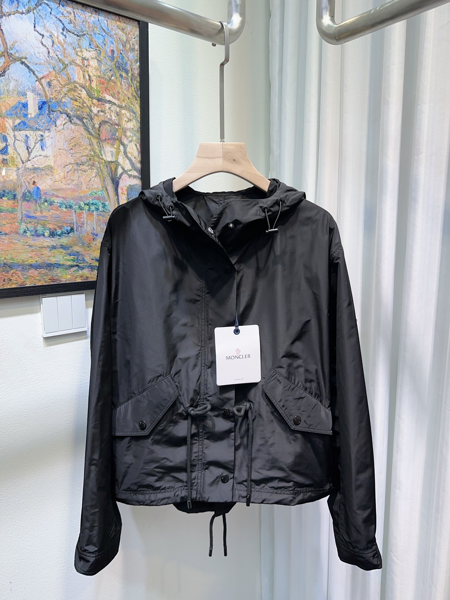 NO:663485,Moncler covers your mouth!  Counter style!  Customized letter hardware zipper sleeve letter logo badge hooded drawstring jacket!  All three standards are complete!  Black green!  The code number is 0.1.2, shipped immediately!  (Size 1 bust 114, length 56-60),,Moncler,jackets & coats,hats, 19860909Moncler蒙口！专柜款！定制字母五金拉链袖字母logo徽章连帽抽绳外套！三标齐全！黑色绿色！码数0.1.2,现货发！(1码胸围114衣长56-60),,Moncler,jackets & coats,hats, ,Women's clothing