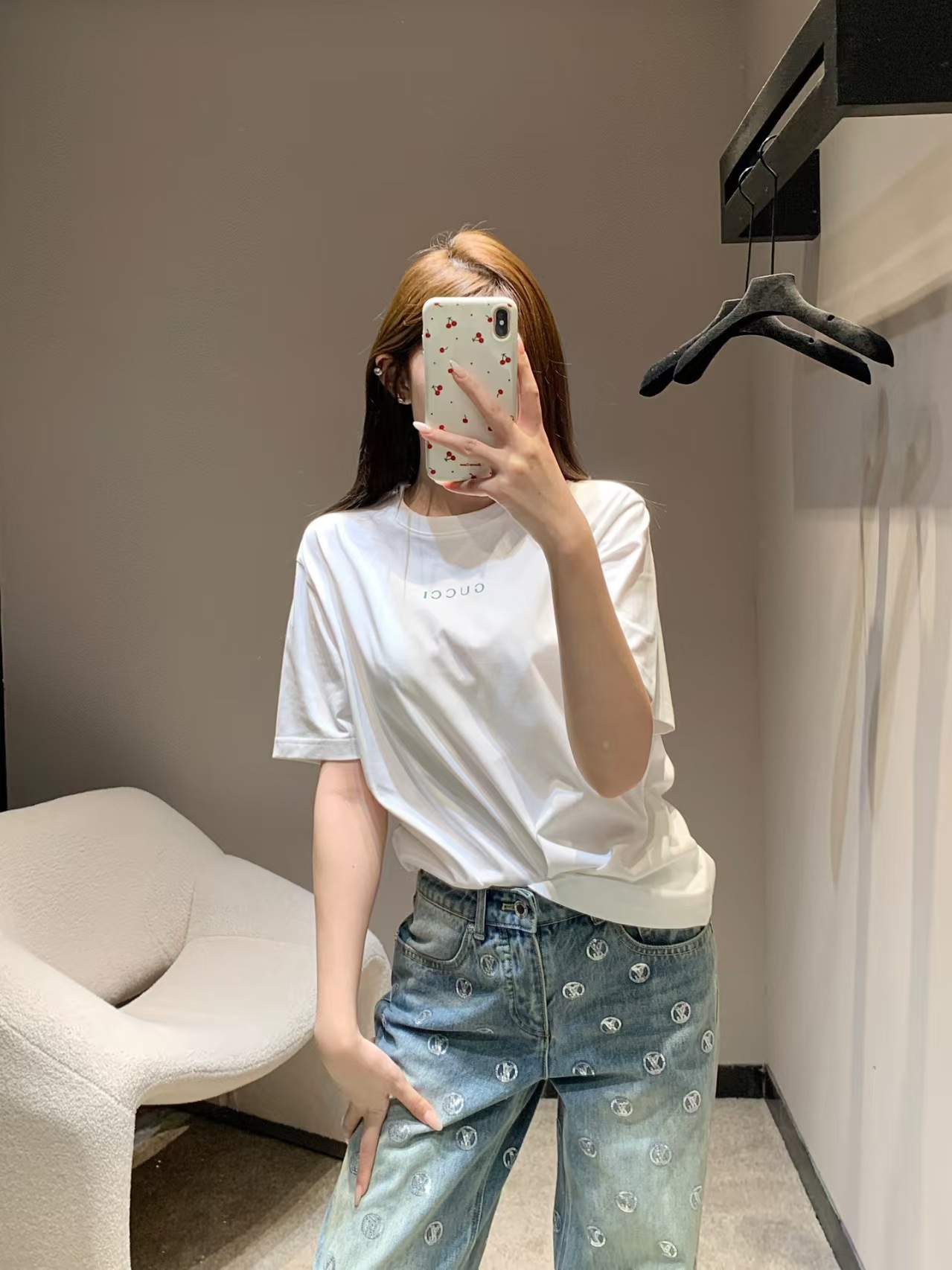 NO:664247,GG’s house!  High version!  Round neck short-sleeved T-shirt with printed logo on the chest!  All three standards are complete!  White maroon!  Size S/M/L, shipped from stock!  (S size bust 96, length 66),,gucci,T-shirt,tees,t-shirt, 19860909GG家！高版本！胸口字母logo图案印花圆领短袖T恤！三标齐全！白色枣红色！码数S/M/L,现货发！(S码胸围96衣长66),,gucci,T-shirt,tees，t-shirt, ,Women's clothing