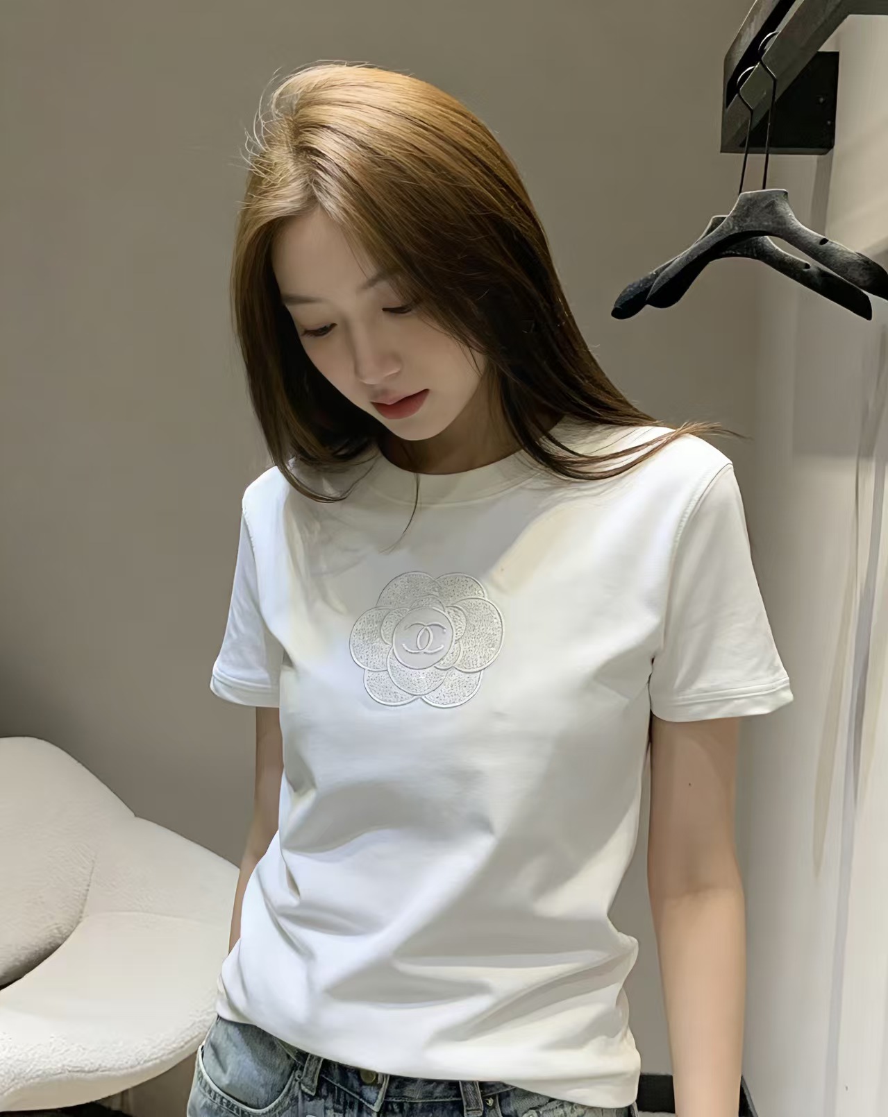 NO:664244,CC Xiaoxiang’s house!  Great quality!  Round neck mercerized cotton short-sleeved T-shirt with heavily embroidered sequined camellia double C letter logo pattern on the chest!  All three standards are complete!  White black!  Size S/M/L, shipped from stock!  (M size bust 90, length 59),,chanel,T-shirt,tees,t-shirt, 19860909CC小香家！质量赞！胸前重工刺绣亮片山茶花双C字母logo图案圆领丝光棉短袖T恤！三标齐全！白色黑色！码数S/M/L,现货发！(M码胸围90衣长59),,chanel,T-shirt,tees，t-shirt, ,Women's clothing
