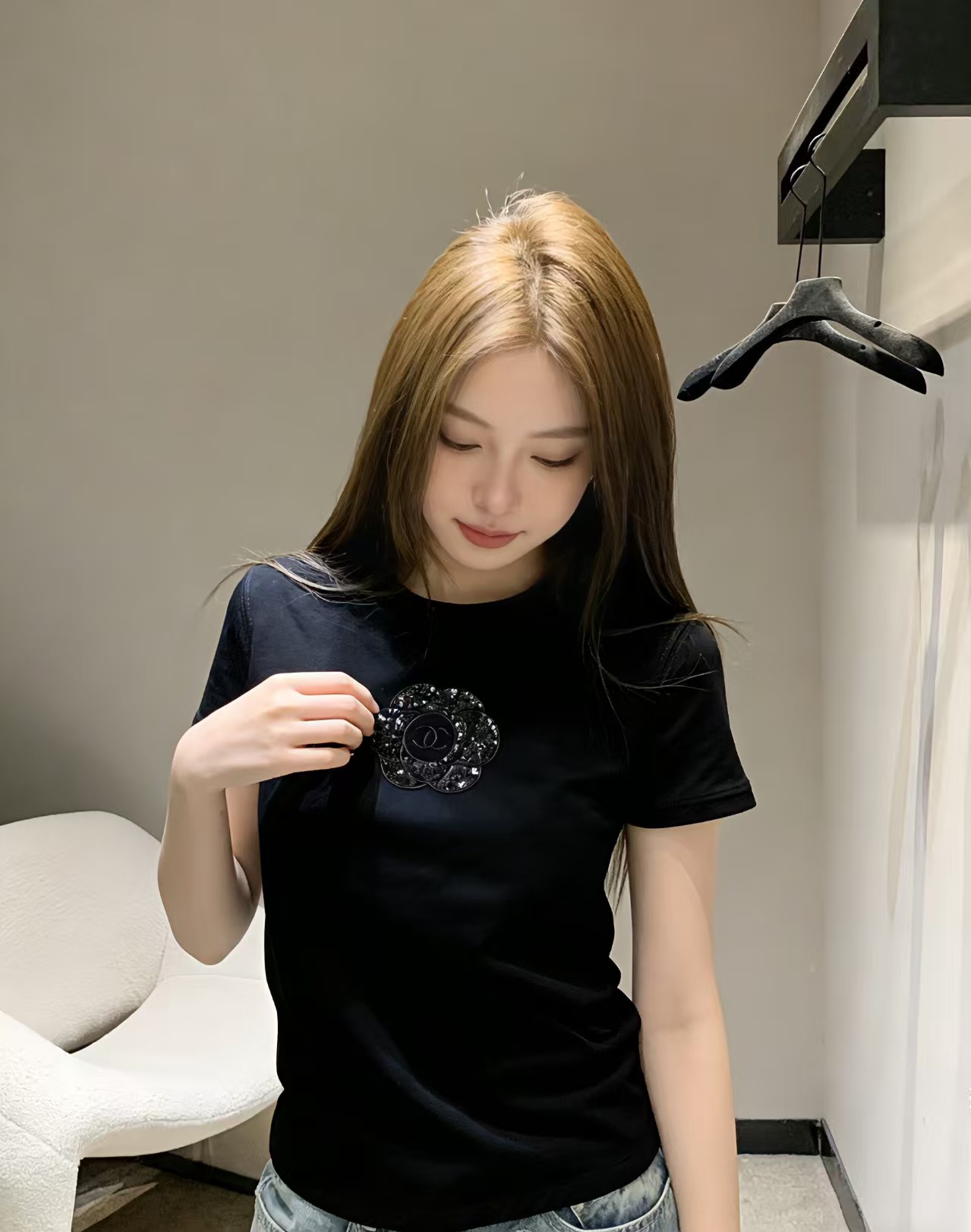 NO:740120,CC Xiaoxiang’s house!  Great quality!  Round neck mercerized cotton short-sleeved T-shirt with heavily embroidered sequined camellia double C letter logo pattern on the chest!  All three standards are complete!  White black!  Size S/M/L, shipped from stock!  (M size bust 90, length 59),,chanel,T-shirt,tees,t-shirt,19860909CC小香家！质量赞！胸前重工刺绣亮片山茶花双C字母logo图案圆领丝光棉短袖T恤！三标齐全！白色黑色！码数S/M/L,现货发！(M码胸围90衣长59),,chanel,T-shirt,tees，t-shirt,,Women's clothing