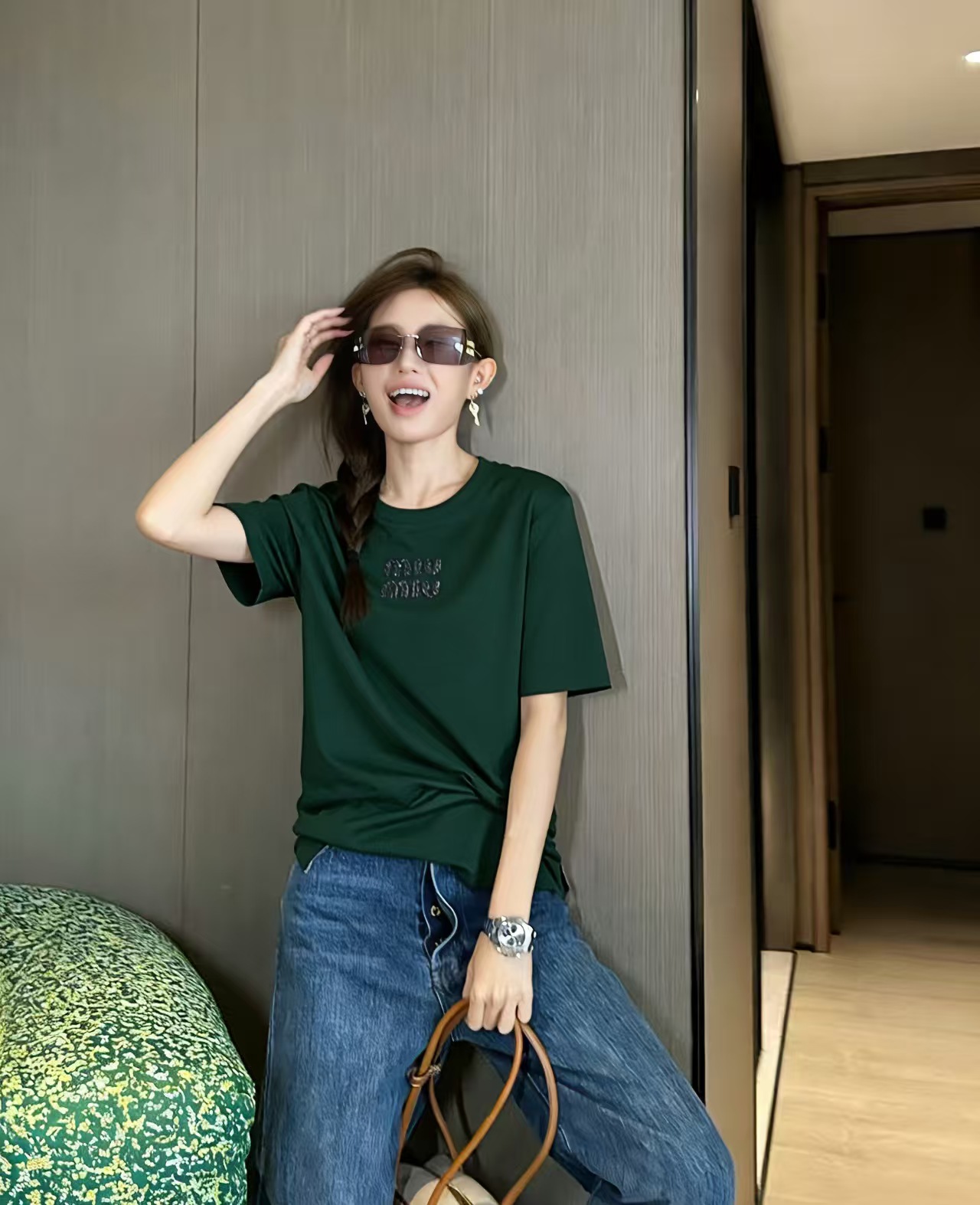 NO:664239,MiuMiaojia!  High version!  Round neck mercerized cotton short-sleeved T-shirt with sequin letter logo pattern embroidered on the chest!  All three standards are complete!  White green!  Size S/M/L, shipped from stock!  (M size bust 94, length 62),,miumiu,T-shirt,tees,t-shirt, 19860909Miu缪家！高版本！胸前刺绣亮片字母logo图案圆领丝光棉短袖T恤！三标齐全！白色绿色！码数S/M/L,现货发！(M码胸围94衣长62),,miumiu,T-shirt,tees，t-shirt, ,Women's clothing