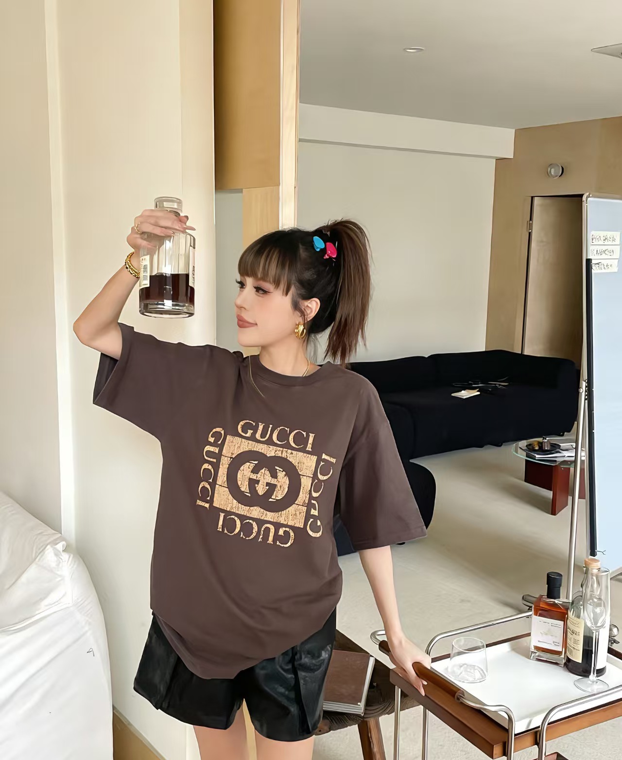 NO:665980,GG’s house!  Great quality!  Round neck brown loose short-sleeved T-shirt with distressed double G letter logo printed on the chest!  All three standards are complete!  Size S/M/L, shipped from stock!  (S size bust 98, length 68),,gucci,T-shirt,tees,t-shirt, 19860909GG家！质量赞！胸前做旧双G字母logo图案印花圆领咖色宽松短袖T恤！三标齐全！码数S/M/L,现货发！(S码胸围98衣长68),,gucci,T-shirt,tees，t-shirt, ,Women's clothing