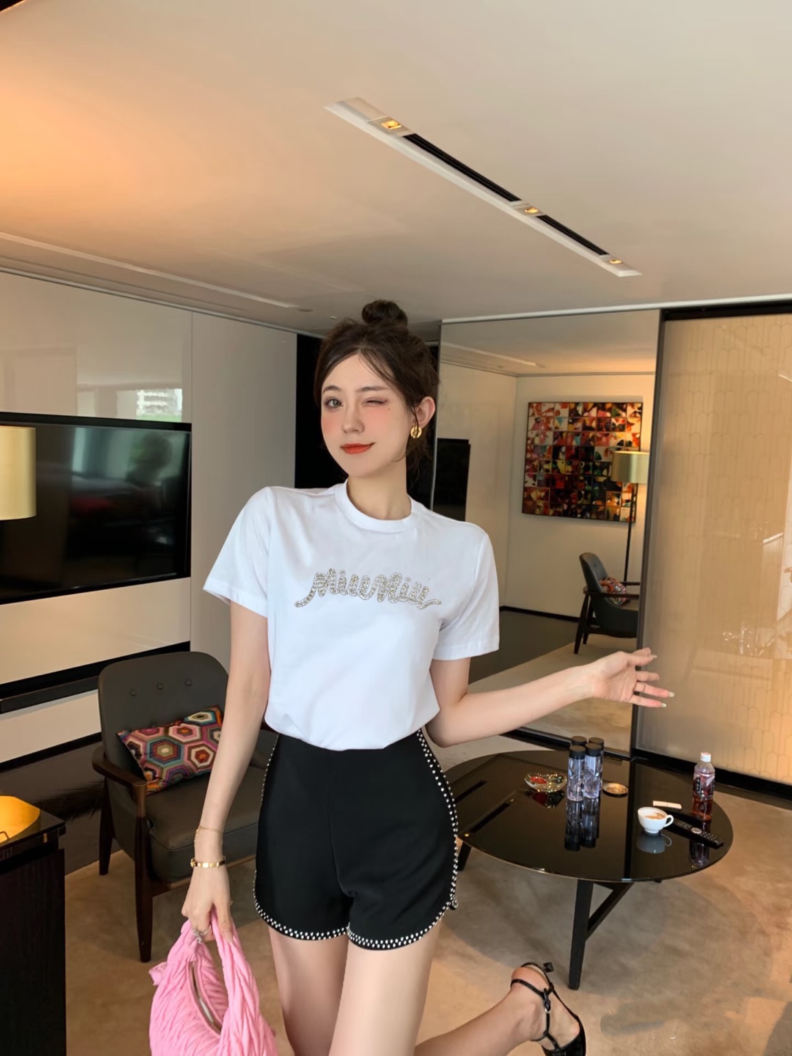 NO:665977,MiuMiaojia!  High version!  Round neck double-sided mercerized cotton short-sleeved T-shirt with heavy embroidery on the chest and diamond letter logo pattern!  All three standards are complete!  White black!  Size S/M/L, shipped from stock!  (M size bust 94, length 58),,miumiu,T-shirt,tees,t-shirt, 19860909Miu缪家！高版本！胸前重工刺绣钉钻字母logo图案圆领双面丝光棉短袖T恤！三标齐全！白色黑色！码数S/M/L,现货发！(M码胸围94衣长58),,miumiu,T-shirt,tees，t-shirt, ,Women's clothing