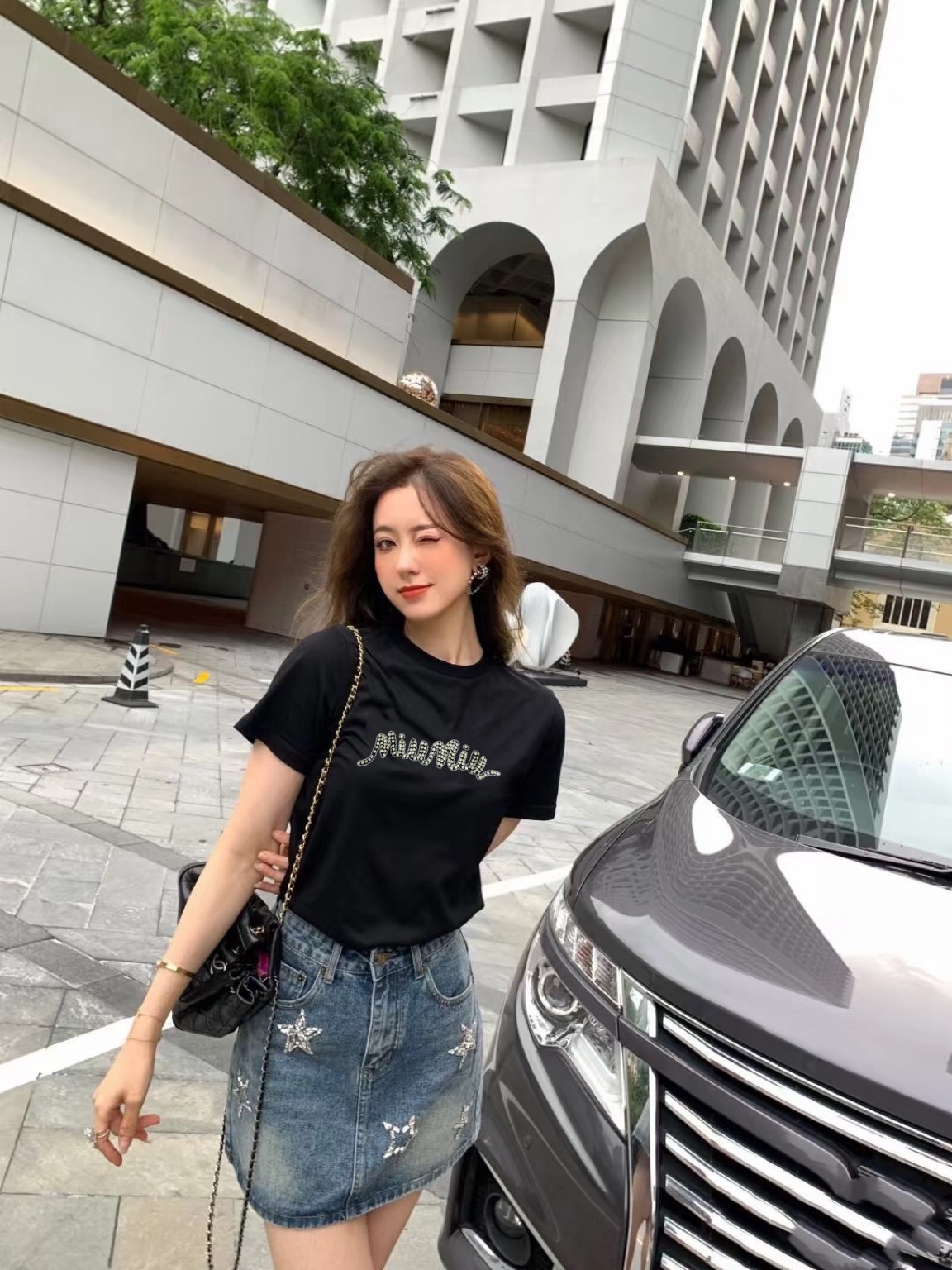 NO:740135,MiuMiaojia!  High version!  Round neck double-sided mercerized cotton short-sleeved T-shirt with heavy embroidery on the chest and diamond letter logo pattern!  All three standards are complete!  White black!  Size S/M/L, shipped from stock!  (M size bust 94, length 58),,miumiu,T-shirt,tees,t-shirt,19860909Miu缪家！高版本！胸前重工刺绣钉钻字母logo图案圆领双面丝光棉短袖T恤！三标齐全！白色黑色！码数S/M/L,现货发！(M码胸围94衣长58),,miumiu,T-shirt,tees，t-shirt,,Women's clothing