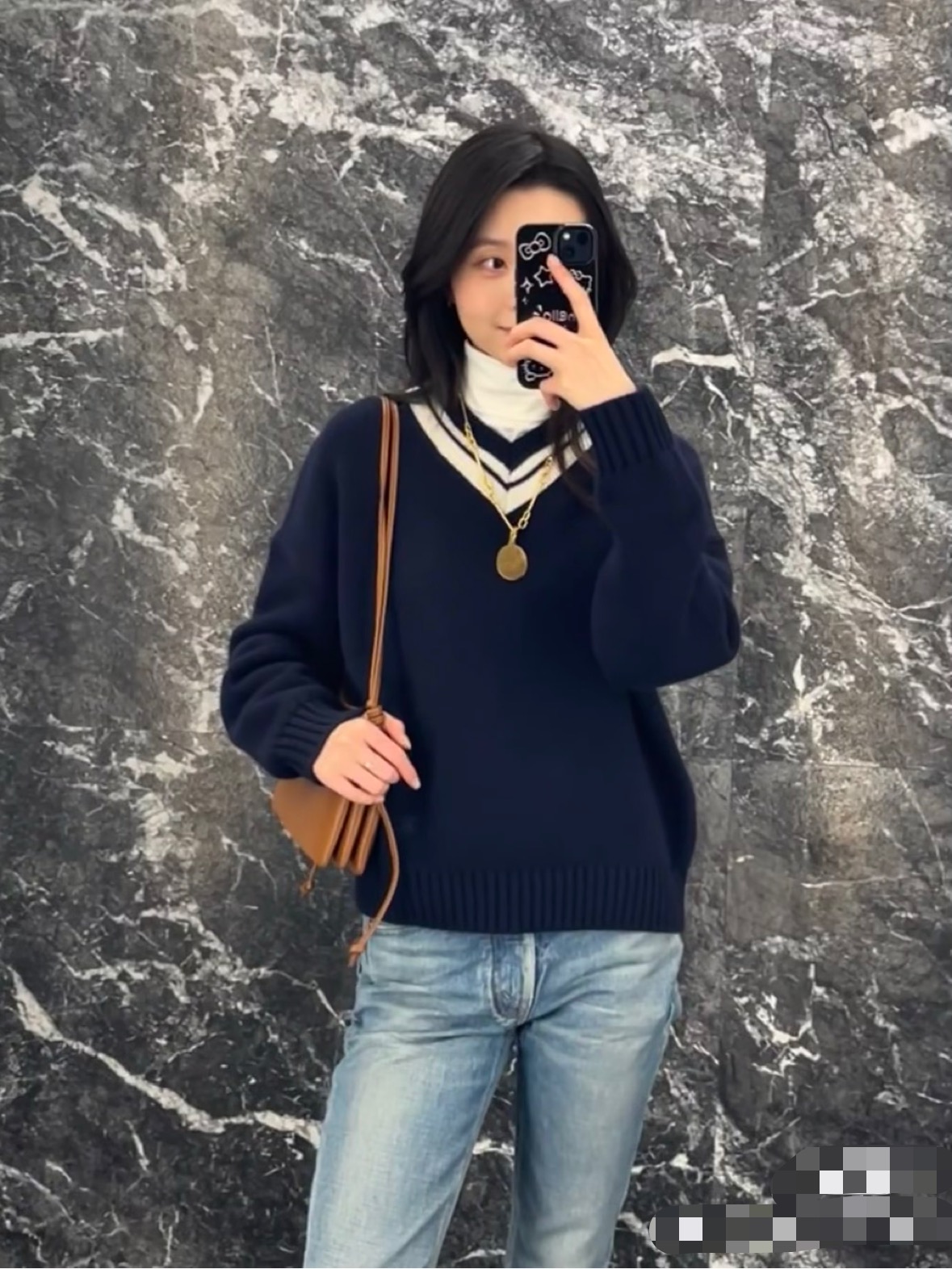 NO:666406,Celin’s house!  Counter style!  Contrasting color V-neck long-sleeved blue sweater with Arc de Triomphe logo embroidered on the waist!  All three standards are complete!  Size S/M/L, shipped from stock!  (M size bust 96, length 57),,celine,sweaters, 19860909Celin家！专柜款！腰间刺绣凯旋门logo图案撞色V领长袖蓝色毛衣！三标齐全！码数S/M/L,现货发！(M码胸围96衣长57),,celine,sweaters, ,Women's clothing