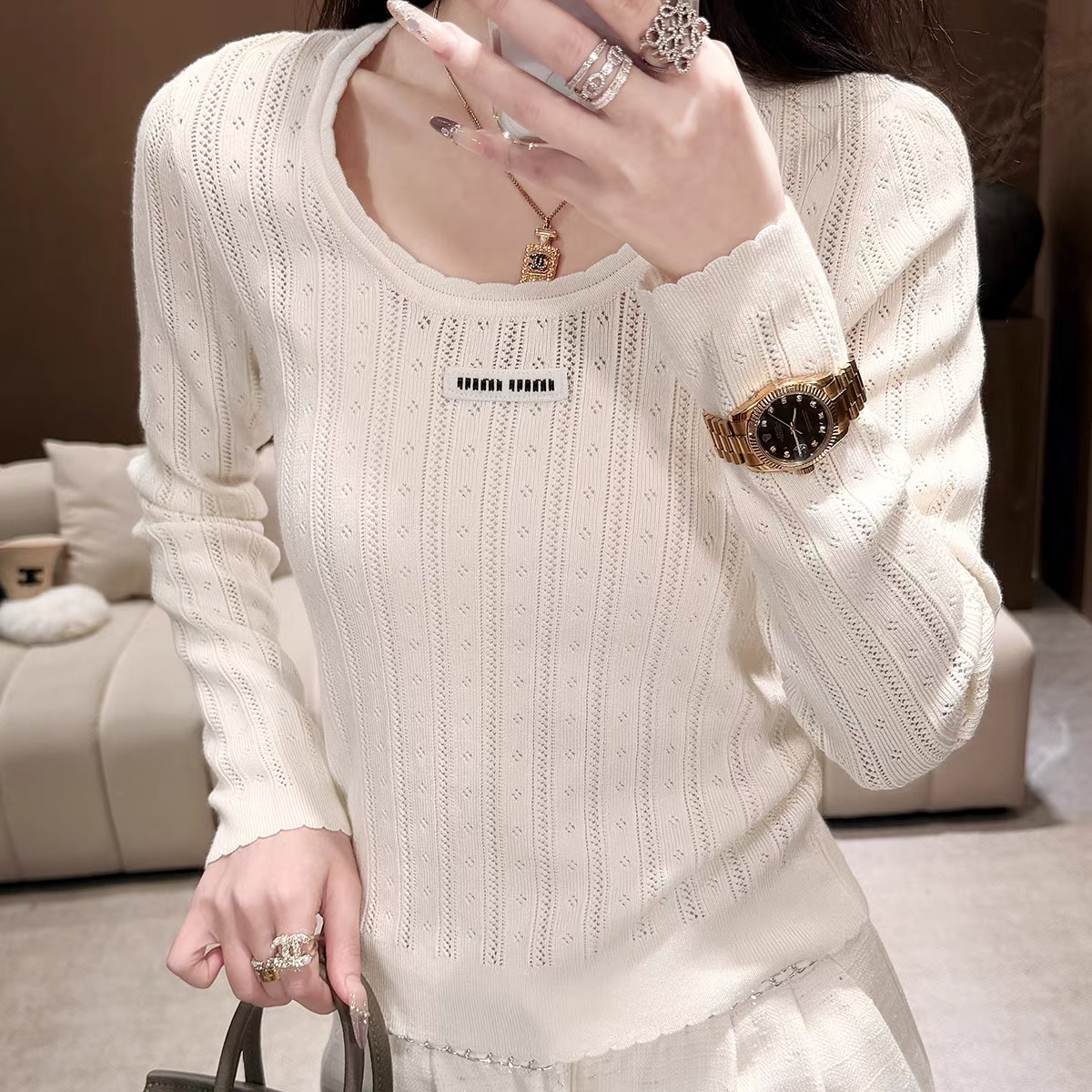 NO:666404,MiuMiaojia!  Counter style!  Lace collar hollow jacquard long-sleeved short sweater with letter logo pattern on the chest!  All three standards are complete!  Size S/M/L, shipped from stock!  (S size bust 80, length 46),,miumiu,sweaters, 19860909Miu缪家！专柜款！胸前字母logo徽标图案花边领镂空提花长袖短款毛衣！三标齐全！码数S/M/L,现货发！(S码胸围80衣长46),,miumiu,sweaters, ,Women's clothing