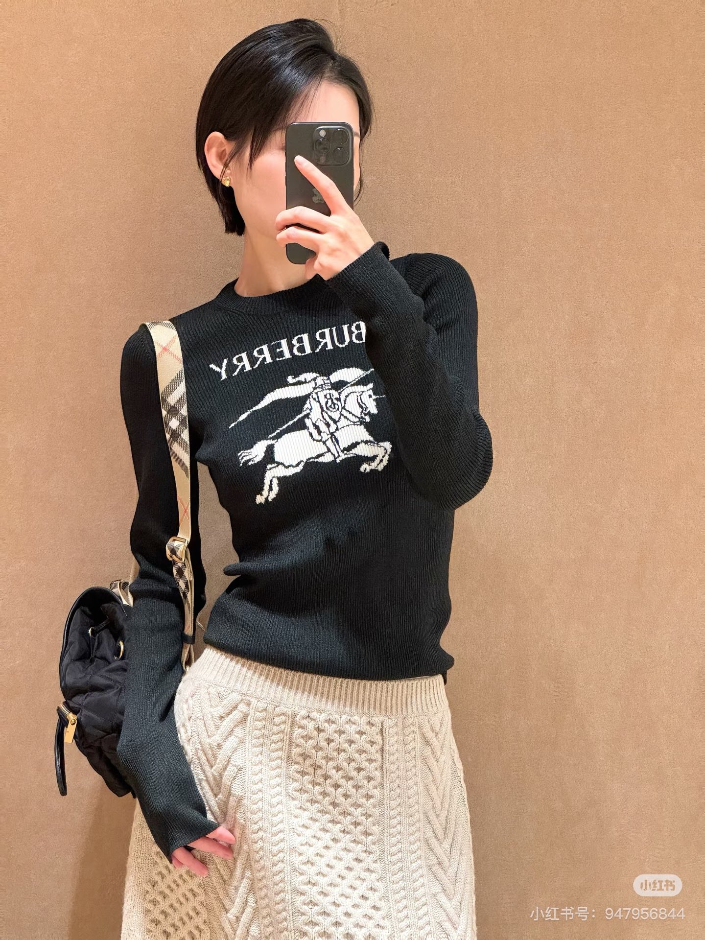 NO:666402,Bur Burberry!  Counter style!  Slim-fitting round-neck long-sleeved black sweater with jacquard war horse pattern and letter logo on the chest!  All three standards are complete!  Size S/M/L, shipped from stock!  (S size bust 70, length 57) elastic,,burberry,burberry,sweaters, 19860909Bur巴宝莉！专柜款！胸前字母logo战马图案提花圆领修身显瘦长袖黑色毛衣！三标齐全！码数S/M/L,现货发！(S码胸围70衣长57)有弹力,,burberry,burberry,sweaters, ,Women's clothing