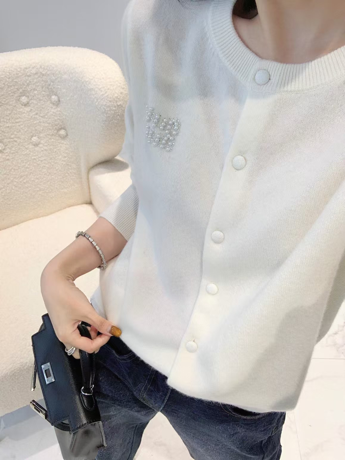 NO:667353,MiuMiaojia!  Great quality!  Round neck cardigan with beaded and rhinestone letters logo pattern on the chest, wool cashmere long-sleeved sweater!  White blue!  Code number 36/38/40, ready for delivery!  (size 38, bust 96, length 58),,miumiu,sweaters, 19860909Miu缪家！质量赞！胸口钉珠烫钻字母logo图案圆领开衫羊毛羊绒长袖毛衣！白色蓝色！码数36/38/40,现货发！(38码胸围96衣长58),,miumiu,sweaters, ,Women's clothing