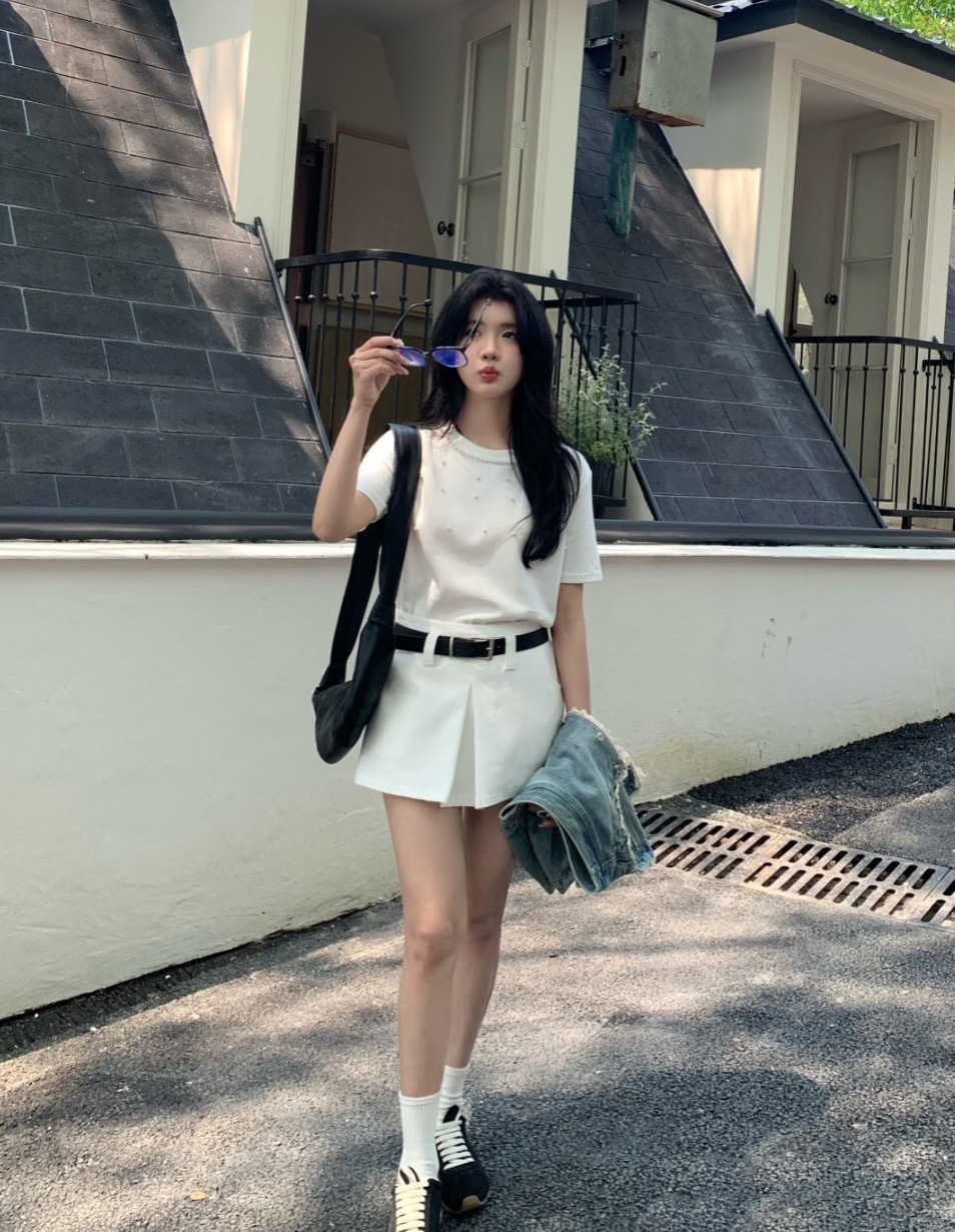 NO:683713,MiuMiaojia!  Great quality!  Heavy industry beaded collar three-dimensional flower pattern round neck mercerized cotton short-sleeved T-shirt!  All three standards are complete!  Size S/M/L, shipped from stock!  (M size bust 88, length 57),,miumiu,T-shirt,tees,t-shirt,19860909Miu缪家！质量赞！重工钉珠领口立体花朵图案圆领丝光棉短袖T恤！三标齐全！码数S/M/L,现货发！(M码胸围88衣长57),,miumiu,T-shirt,tees，t-shirt,,Women's clothing