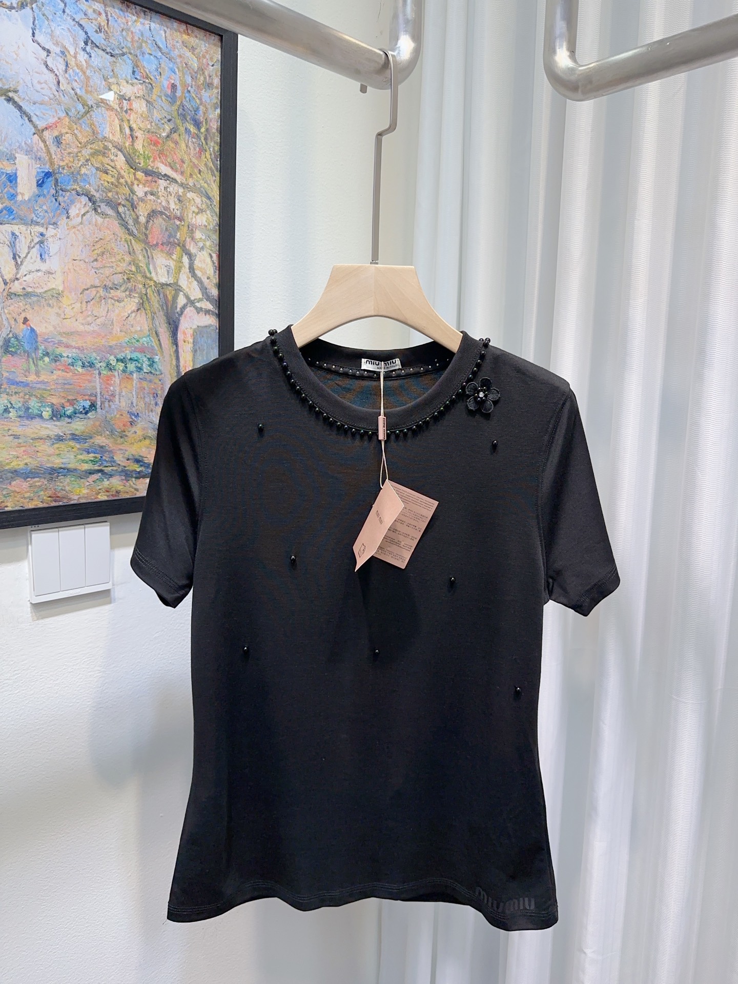 NO:740126,MiuMiaojia!  Great quality!  Heavy industry beaded collar three-dimensional flower pattern round neck mercerized cotton short-sleeved T-shirt!  All three standards are complete!  Size S/M/L, shipped from stock!  (M size bust 88, length 57),,miumiu,T-shirt,tees,t-shirt,19860909Miu缪家！质量赞！重工钉珠领口立体花朵图案圆领丝光棉短袖T恤！三标齐全！码数S/M/L,现货发！(M码胸围88衣长57),,miumiu,T-shirt,tees，t-shirt,,Women's clothing