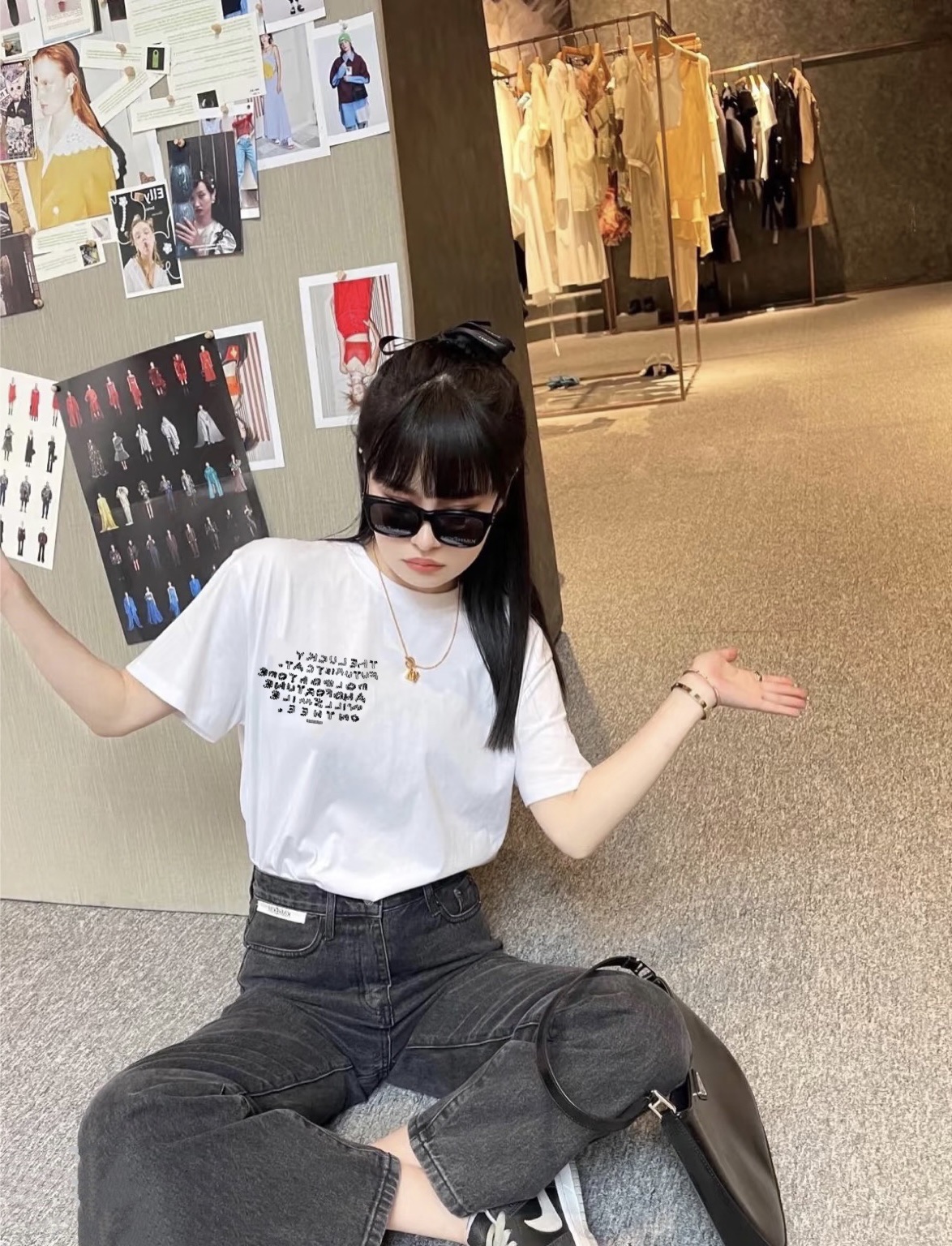 NO:740130,Loe Loewe!  Counter style!  Round neck mercerized cotton short-sleeved T-shirt with embroidered letter logo pattern on the chest and heavy color cartoon pattern embroidery on the back!  All three standards are complete!  Three colors!  Size S/M/L/XL, available from stock (M size bust 90, length 59), loewe, loewe, T-shirt, tees, t-shirt,19860909Loe罗意威！专柜款！胸前刺绣字母logo图案后背重工彩色卡通图案刺绣圆领丝光棉短袖T恤！三标齐全！三色！码数S/M/L/XL,现货发(M码胸围90衣长59),,loewe,loewe,T-shirt,tees，t-shirt,,Women's clothing