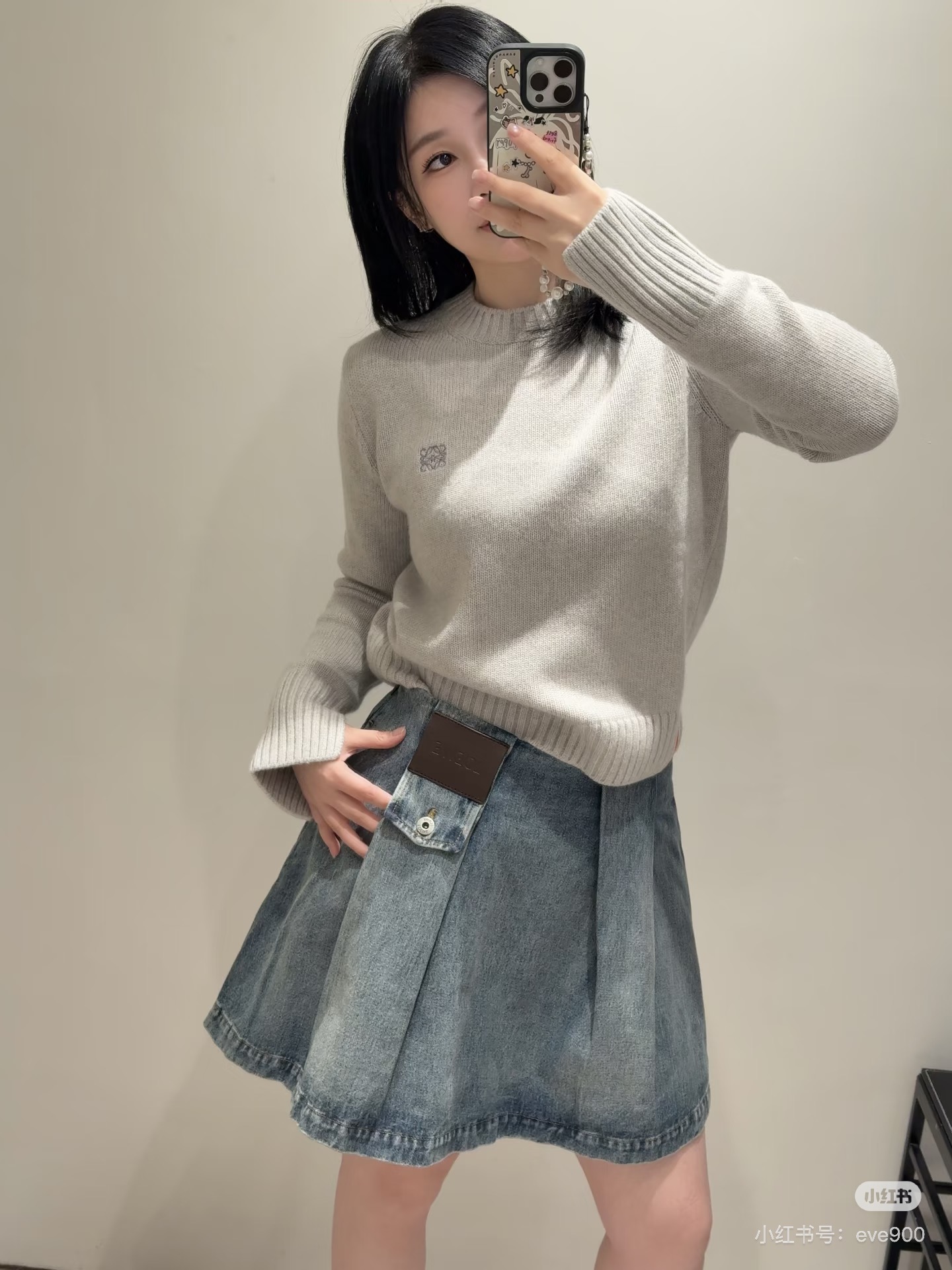 NO:684574,Loe Loewe!  Counter style!  Contrasting color round collar slit long-sleeved sweater with letter logo pattern on the chest!  All three standards are complete!  Two colors!  Size S/M/L, shipped from stock!  (S size bust 94, length 58),,loewe,loewe,sweaters,19860909Loe罗意威！专柜款！胸前字母logo图案撞色圆领袖开衩长袖毛衣！三标齐全！两色！码数S/M/L,现货发！(S码胸围94衣长58),,loewe,loewe,sweaters,,Women's clothing