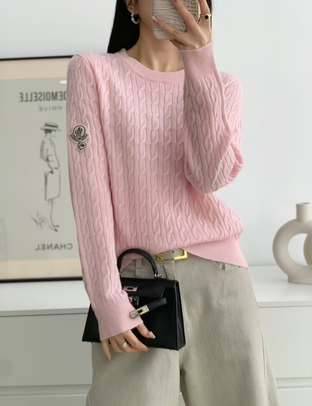 NO:713481,Moncler Mengkou home!  So beautiful!  Customized letter logo badge cable pattern round neck long sleeve wool cashmere sweater on cuffs!  Blue pink white!  Code number 36/38/40, ready for delivery!  (size 38, bust 96, length 58),,Moncler,sweaters,19860909Moncler蒙口家！美爆了！袖口定制字母logo徽章绞花图案圆领长袖羊毛羊绒毛衣！蓝色粉色白色！码数36/38/40,现货发！(38码胸围96衣长58),,Moncler,sweaters,,Women's clothing