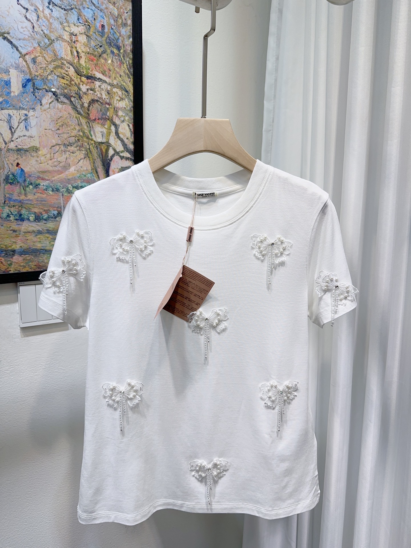 NO:687357,MiuMiaojia!  Heavy duty model!  Three-dimensional bead embroidered butterfly and diamond pattern round neck mercerized cotton short-sleeved T-shirt!  All three standards are complete!  White black!  Size S/M/L, shipped from stock!  (M size bust 90, length 57),,miumiu,T-shirt,tees,t-shirt,19860909Miu缪家！重工款！立体钉珠刺绣蝴蝶镶钻图案圆领丝光棉短袖T恤！三标齐全！白色黑色！码数S/M/L,现货发！(M码胸围90衣长57),,miumiu,T-shirt,tees，t-shirt,,Women's clothing