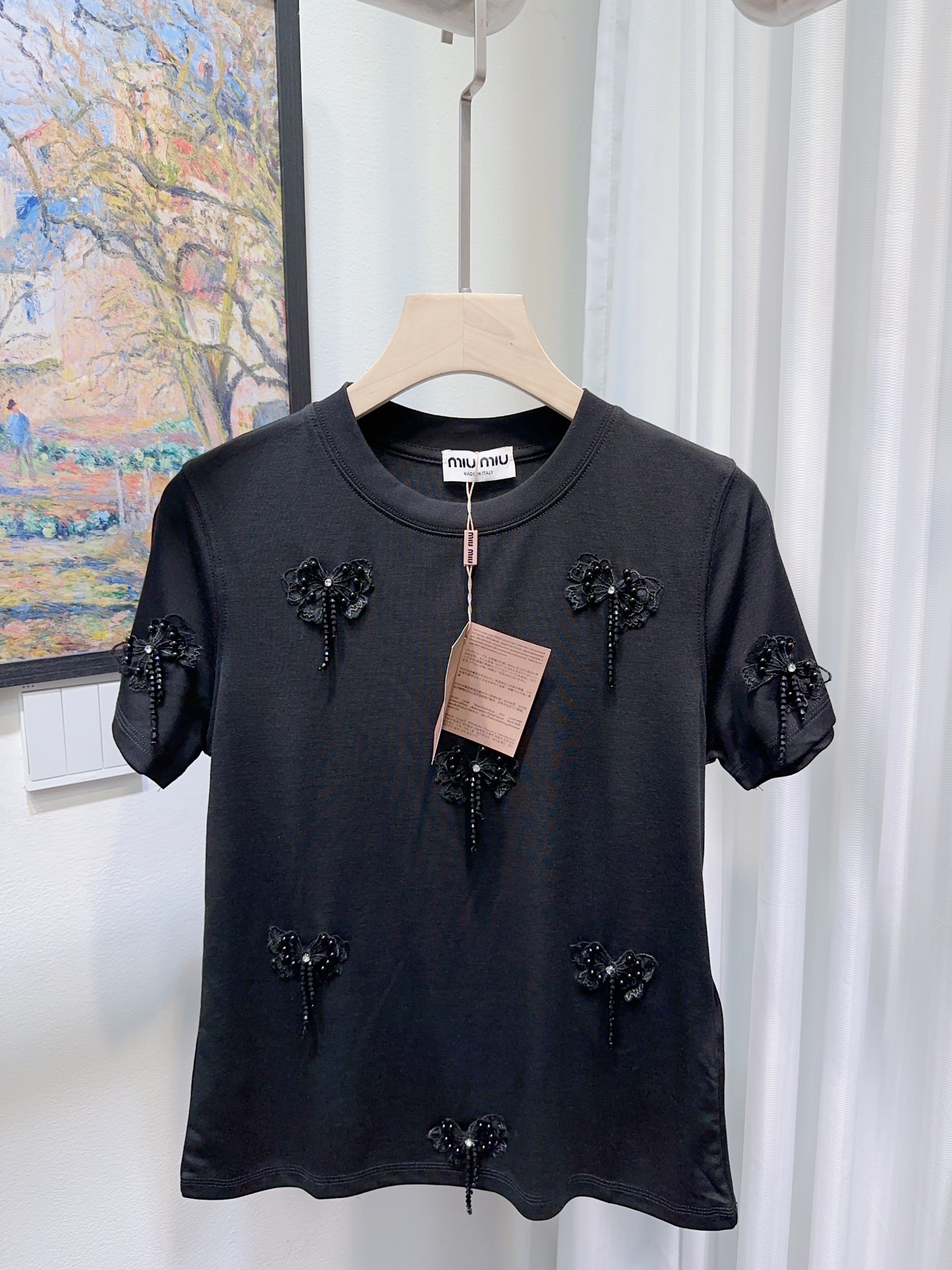 NO:712711,MiuMiaojia!  Heavy duty model!  Three-dimensional bead embroidered butterfly and diamond pattern round neck mercerized cotton short-sleeved T-shirt!  All three standards are complete!  White black!  Size S/M/L, shipped from stock!  (M size bust 90, length 57),,miumiu,T-shirt,tees,t-shirt,19860909Miu缪家！重工款！立体钉珠刺绣蝴蝶镶钻图案圆领丝光棉短袖T恤！三标齐全！白色黑色！码数S/M/L,现货发！(M码胸围90衣长57),,miumiu,T-shirt,tees，t-shirt,,Women's clothing