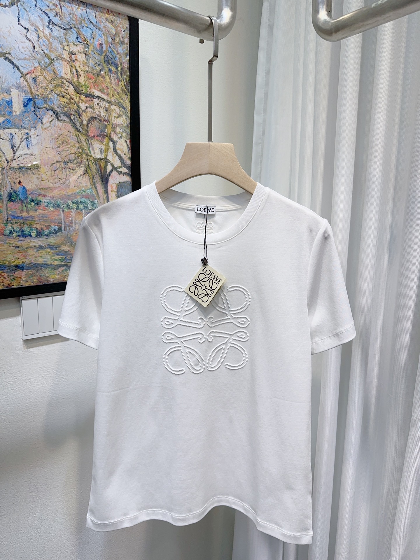 NO:687355,Loew Loewe!  High version!  Heavy industry three-dimensional embroidered logo pattern round neck mercerized cotton short-sleeved T-shirt!  All three standards are complete!  White black!  Size S/M/L/XL, shipped from stock!  (M size bust 94, length 59),,loewe,loewe,T-shirt,tees,t-shirt,19860909Loew罗意威！高版本！重工立体刺绣logo图案圆领丝光棉短袖T恤！三标齐全！白色黑色！码数S/M/L/XL,现货发！(M码胸围94衣长59),,loewe,loewe,T-shirt,tees，t-shirt,,Women's clothing