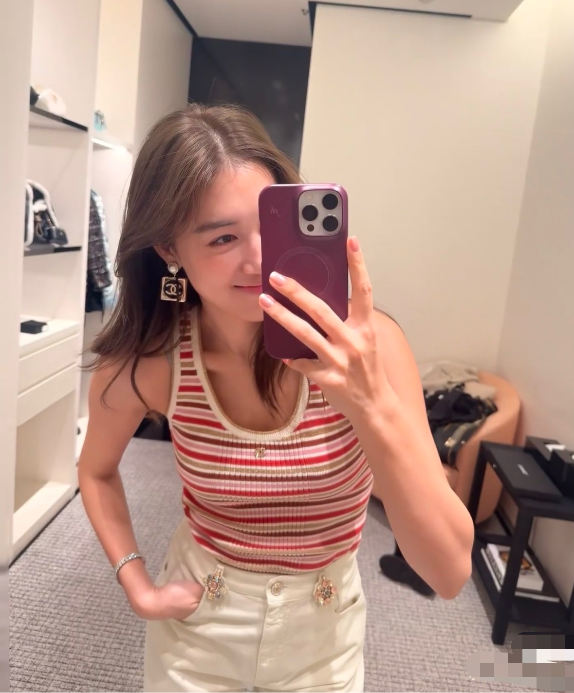 NO:695330,CC Xiaoxiang’s house!  Counter style!  High version!  Colorful striped sleeveless knitted vest with double C and diamond letter logo badge on the chest!  All three standards are complete!  Code number 36/38/40, ready for delivery!  (size 38, bust 76, length 53),,chanel,19860909CC小香家！专柜款！高版本！胸前双C镶钻字母logo徽章彩色条纹无袖针织背心！三标齐全！码数36/38/40,现货发！(38码胸围76衣长53),,chanel,,Women's clothing