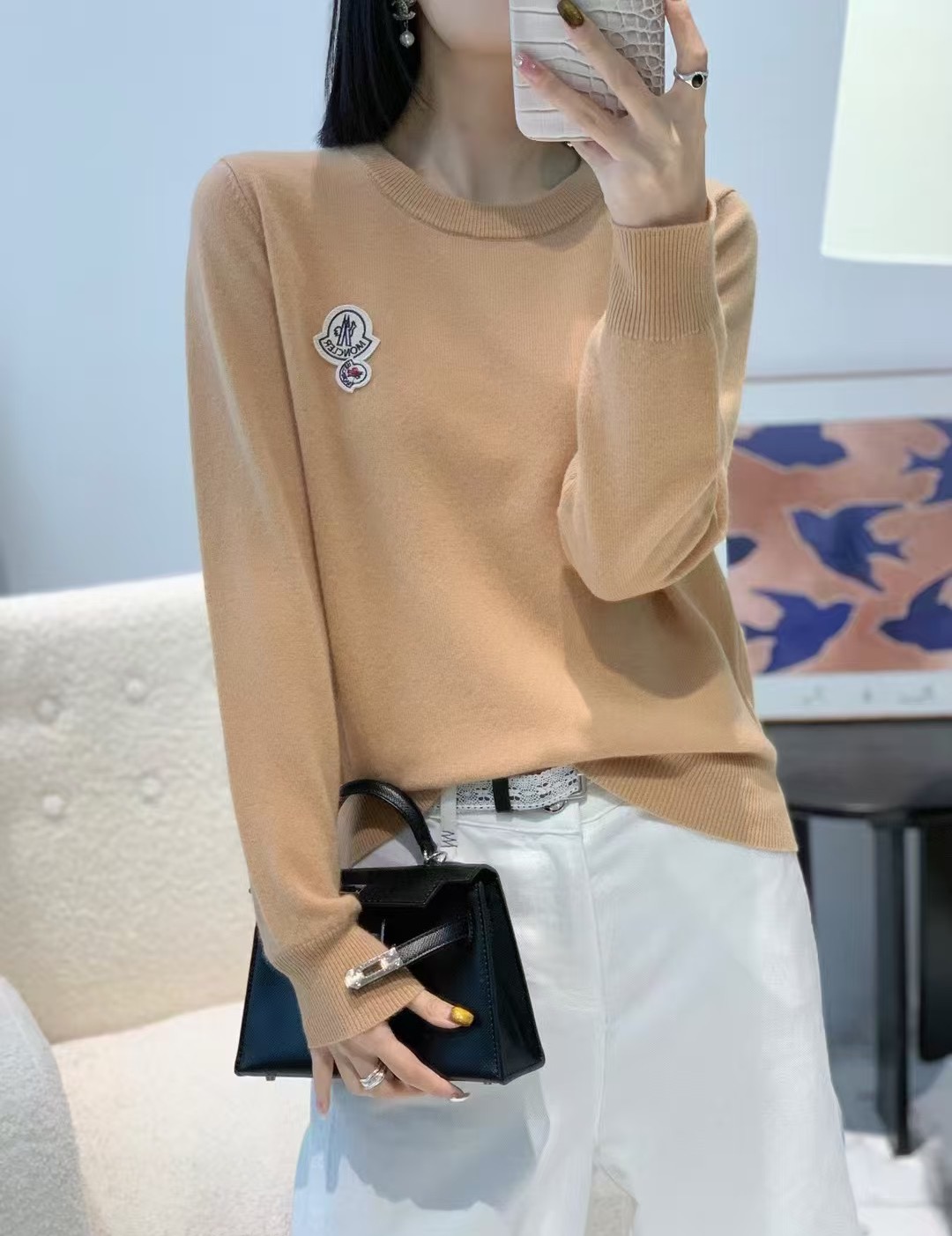 NO:696136,Moncler Mengkou home!  Round neck wool cashmere sweater with letter logo badge pattern embroidered on the chest!  The code number is 36.38.40, ready for delivery!  (size 38, bust 96, length 57),,Moncler,sweaters,19860909Moncler蒙口家！胸口刺绣字母logo徽章图案圆领羊毛羊绒毛衣！码数36.38.40,现货发！(38码胸围96衣长57),,Moncler,sweaters,,Women's clothing