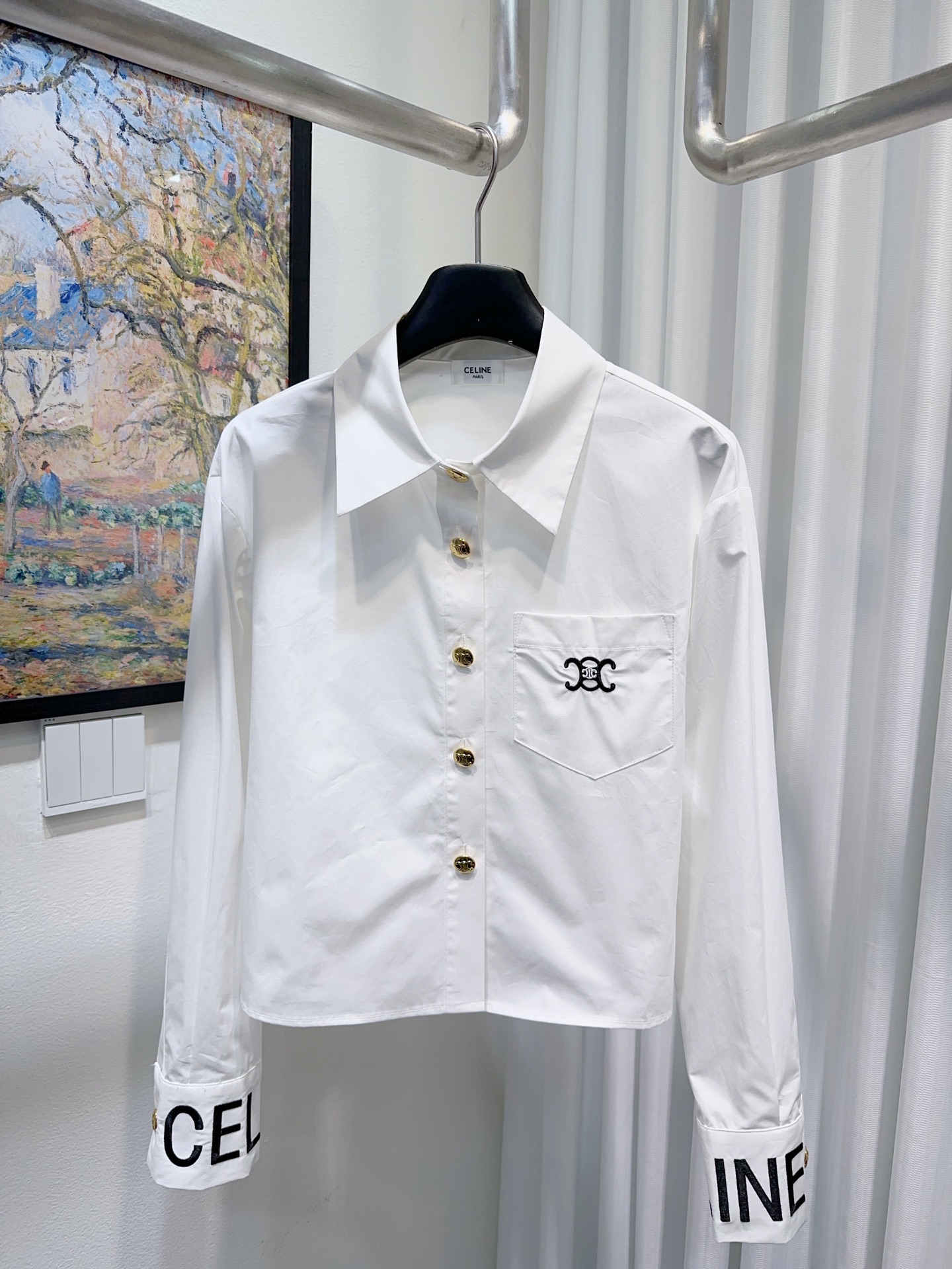 NO:713025,Celin’s house!  High version!  Customized metal letter button pocket embroidery Arc de Triomphe logo pattern cuff letters long-sleeved short shirt!  All three standards are complete!  White blue!  Size S/M/L, shipped from stock!  (M size bust 102, length 49),,celine,shirts,19860909Celin家！高版本！定制金属字母纽扣口袋刺绣凯旋门logo图案袖口字母长袖短款衬衫！三标齐全！白色蓝色！码数S/M/L,现货发！(M码胸围102衣长49),,celine,shirts,,Women's clothing