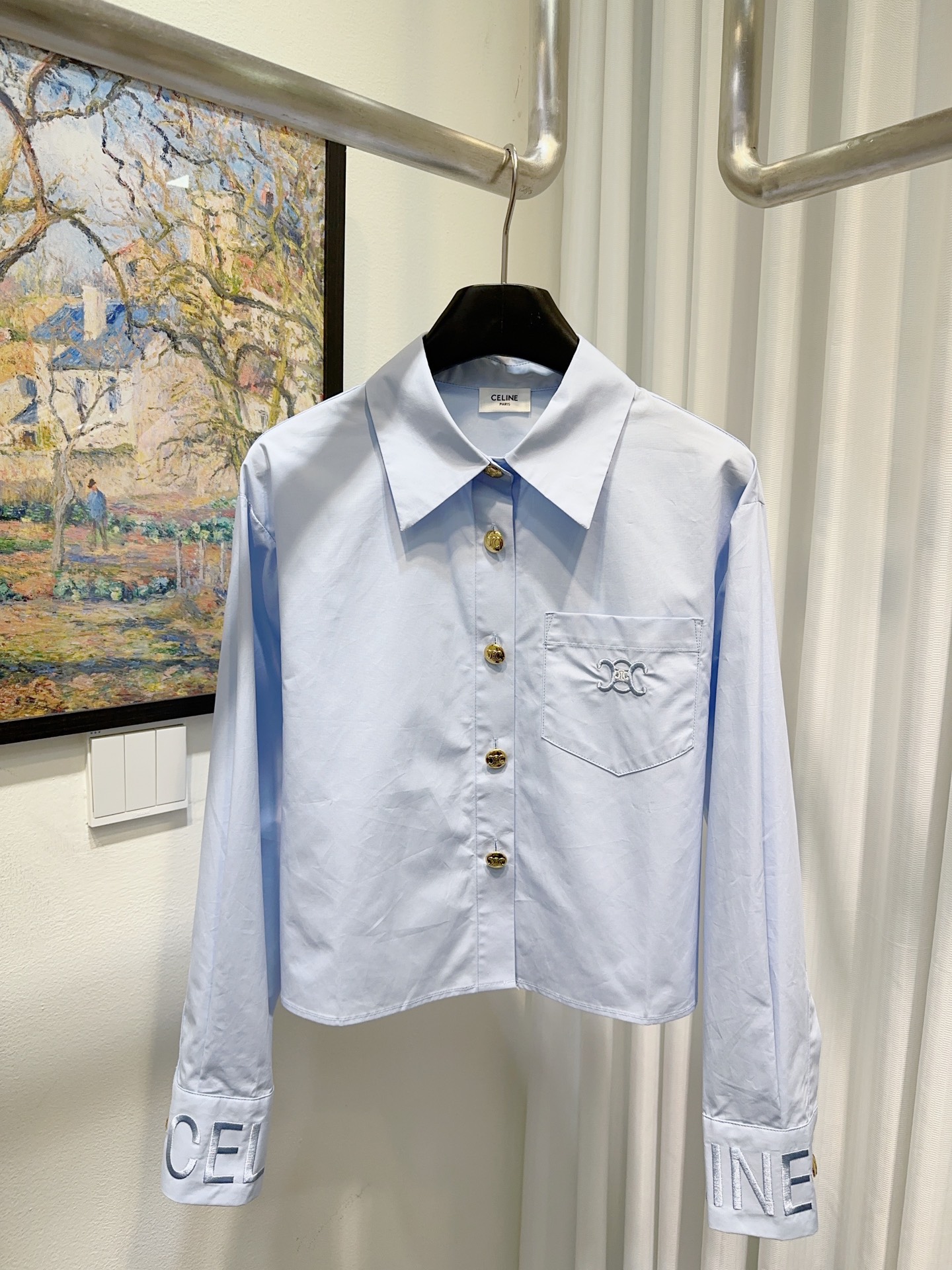 NO:697407,Celin’s house!  High version!  Customized metal letter button pocket embroidery Arc de Triomphe logo pattern cuff letters long-sleeved short shirt!  All three standards are complete!  White blue!  Size S/M/L, shipped from stock!  (M size bust 102, length 49) looks better in person,,celine,shirts,19860909Celin家！高版本！定制金属字母纽扣口袋刺绣凯旋门logo图案袖口字母长袖短款衬衫！三标齐全！白色蓝色！码数S/M/L,现货发！(M码胸围102衣长49)实物更好看,,celine,shirts,,Women's clothing