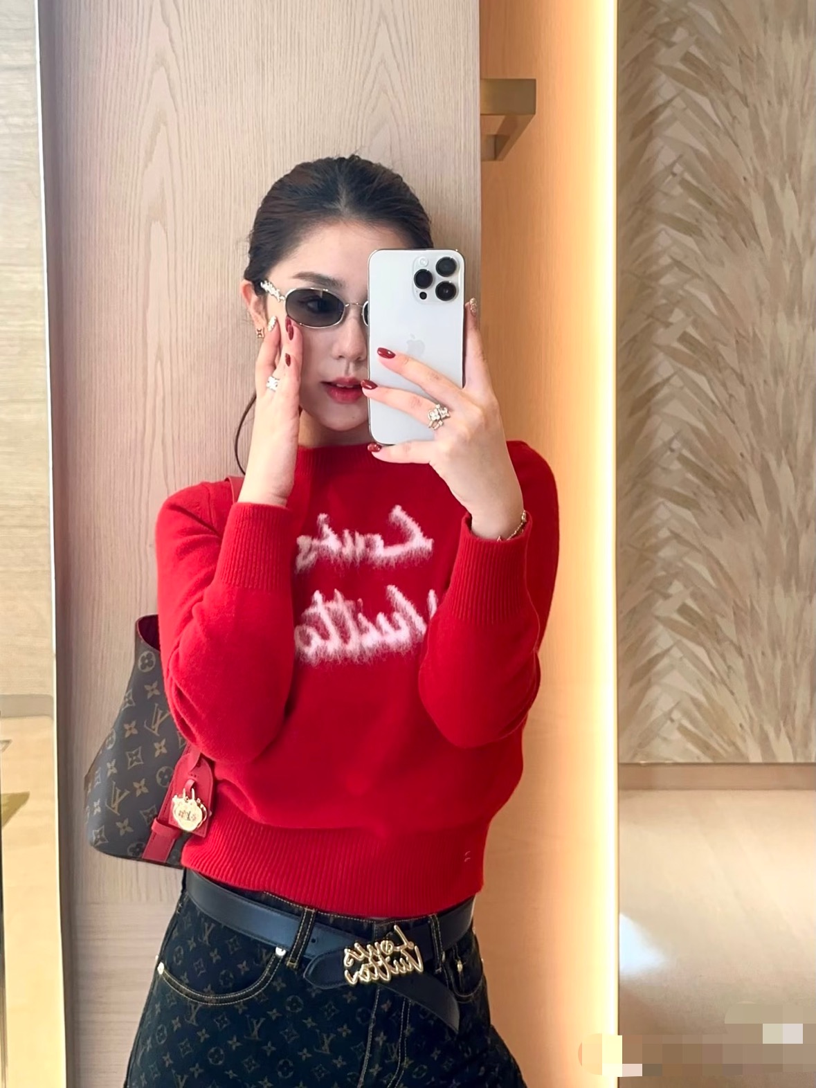 NO:708270,Donkey’s house!  Counter style!  Round neck long-sleeved short sweater with jacquard letter logo pattern on the chest!  All three standards are complete!  White red!  Size S/M/L, shipped from stock!  (M size bust 88, length 54),,louis vuitton,louis vuitton,louis vuitton,sweaters,19860909Lv驴家！专柜款！胸前字母logo图案提花圆领长袖短款毛衣！三标齐全！白色红色！码数S/M/L,现货发！(M码胸围88衣长54),,louis vuitton,louis vuitton,louis vuitton,sweaters,,Women's clothing