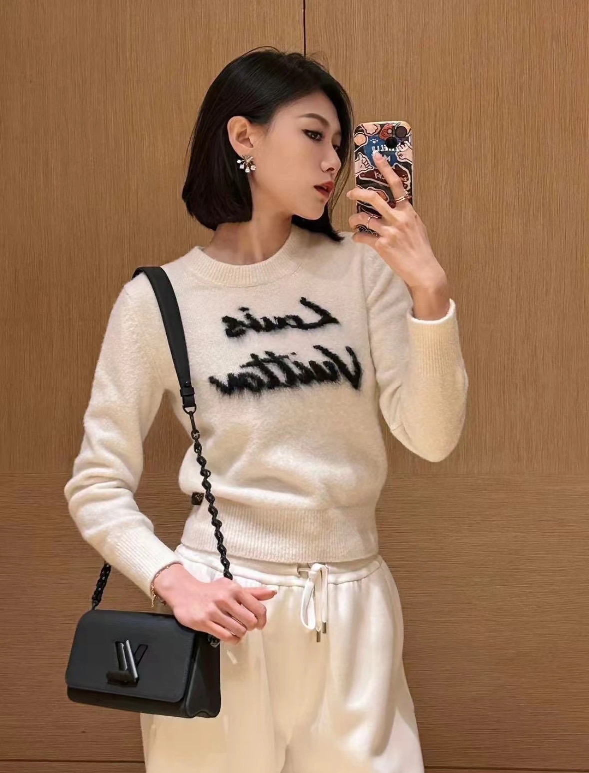 NO:737372,Donkey’s house!  Counter style!  Round neck long-sleeved short sweater with jacquard letter logo pattern on the chest!  All three standards are complete!  White red!  Size S/M/L, shipped from stock!  (M size bust 88, length 54),,louis vuitton,louis vuitton,louis vuitton,sweaters,19860909Lv驴家！专柜款！胸前字母logo图案提花圆领长袖短款毛衣！三标齐全！白色红色！码数S/M/L,现货发！(M码胸围88衣长54),,louis vuitton,louis vuitton,louis vuitton,sweaters,,Women's clothing