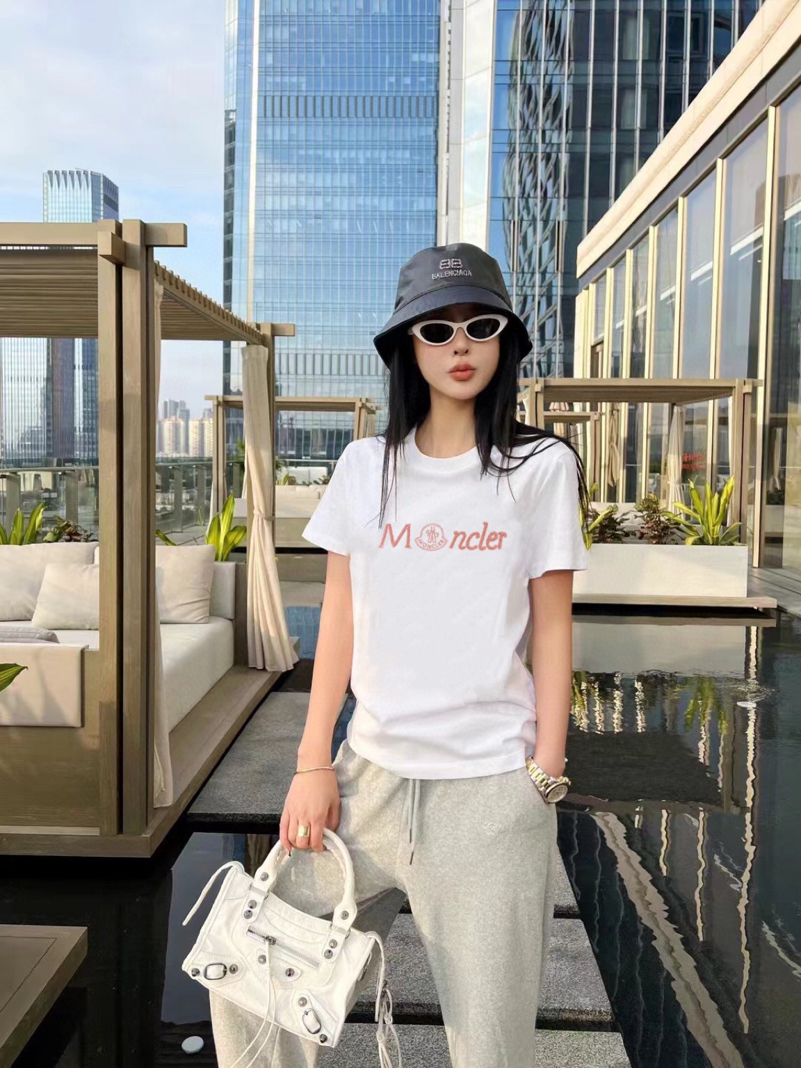 NO:929308,Moncler covers your mouth!  Counter style!  Round neck mercerized cotton short-sleeved T-shirt with colorful silk thread letter logo pattern and bead embroidery on the chest!  All three standards are complete!  Size S/M/L, shipped from stock!  (M size bust 96, length 59),,Moncler,T-shirt,tees,t-shirt,19860909Moncler蒙口！专柜款！胸前钉珠刺绣彩色丝线字母logo图案圆领丝光棉短袖T恤！三标齐全！码数S/M/L,现货发！(M码胸围96衣长59),,Moncler,T-shirt,tees，t-shirt,,Women's clothing