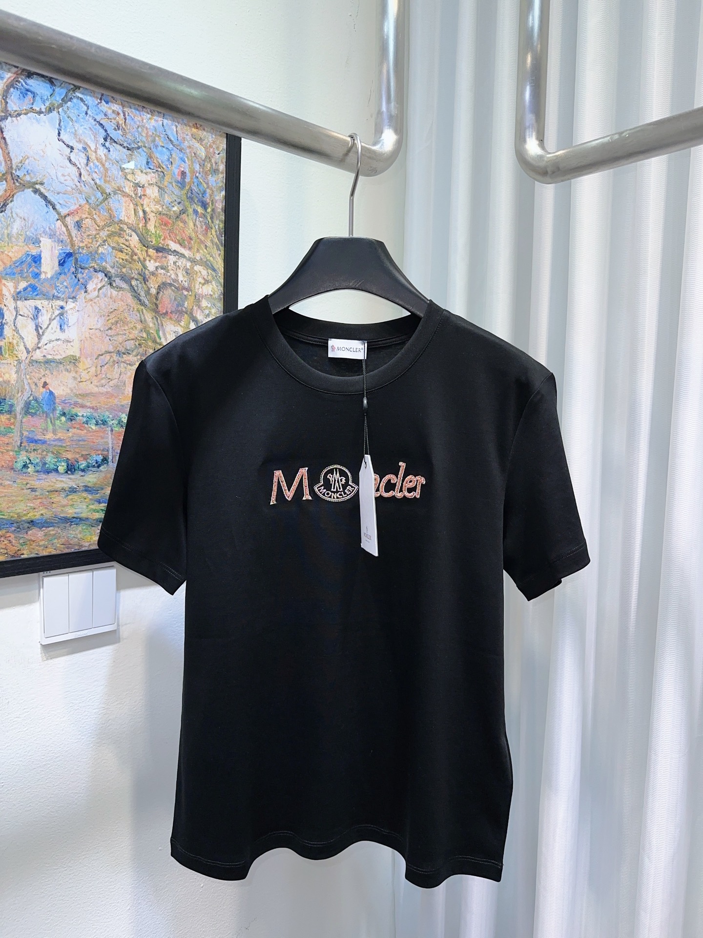 NO:712713,Moncler covers your mouth!  Counter style!  Round neck mercerized cotton short-sleeved T-shirt with colorful silk thread letter logo pattern and beading embroidery on the chest!  All three standards are complete!  Size S/M/L, shipped from stock!  (M size bust 96, length 59),,Moncler,T-shirt,tees,t-shirt,19860909Moncler蒙口！专柜款！胸前钉珠刺绣彩色丝线字母logo图案圆领丝光棉短袖T恤！三标齐全！码数S/M/L,现货发！(M码胸围96衣长59),,Moncler,T-shirt,tees，t-shirt,,Women's clothing